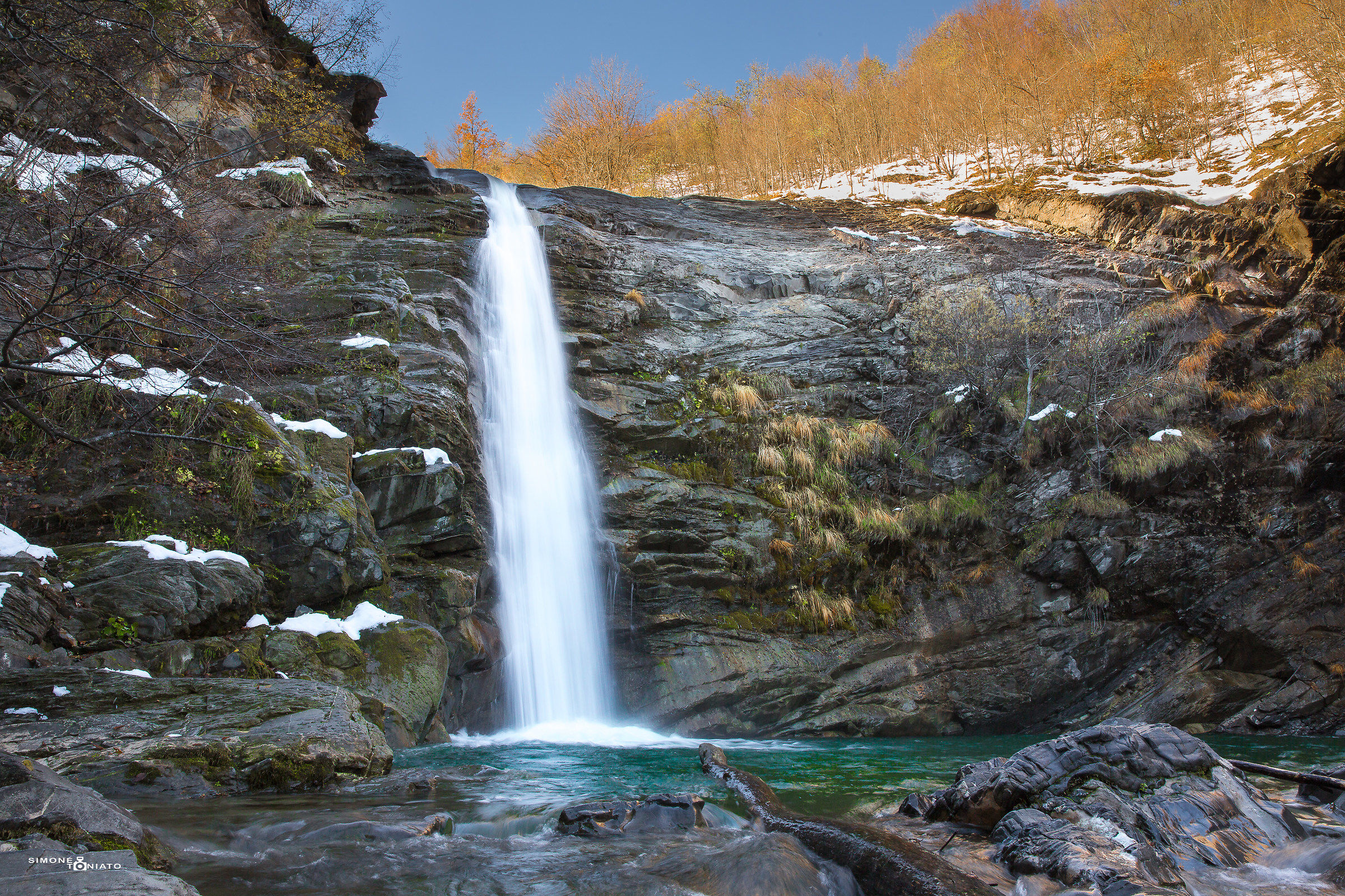 Cascata del Golfarone con la prima neve