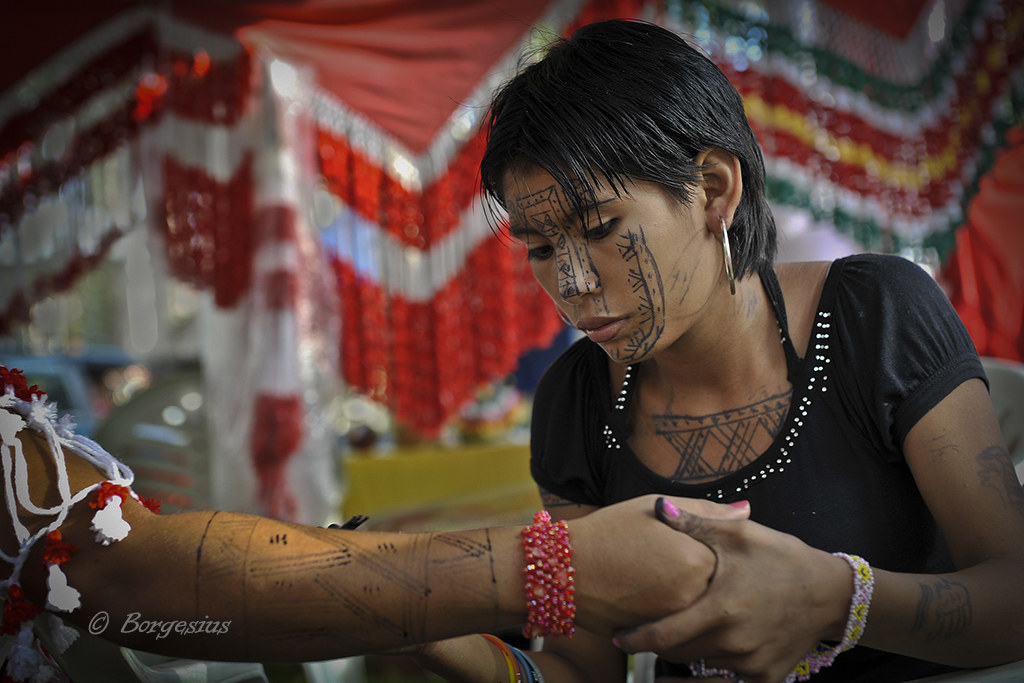 La ragazza amerindia fa bodypainting