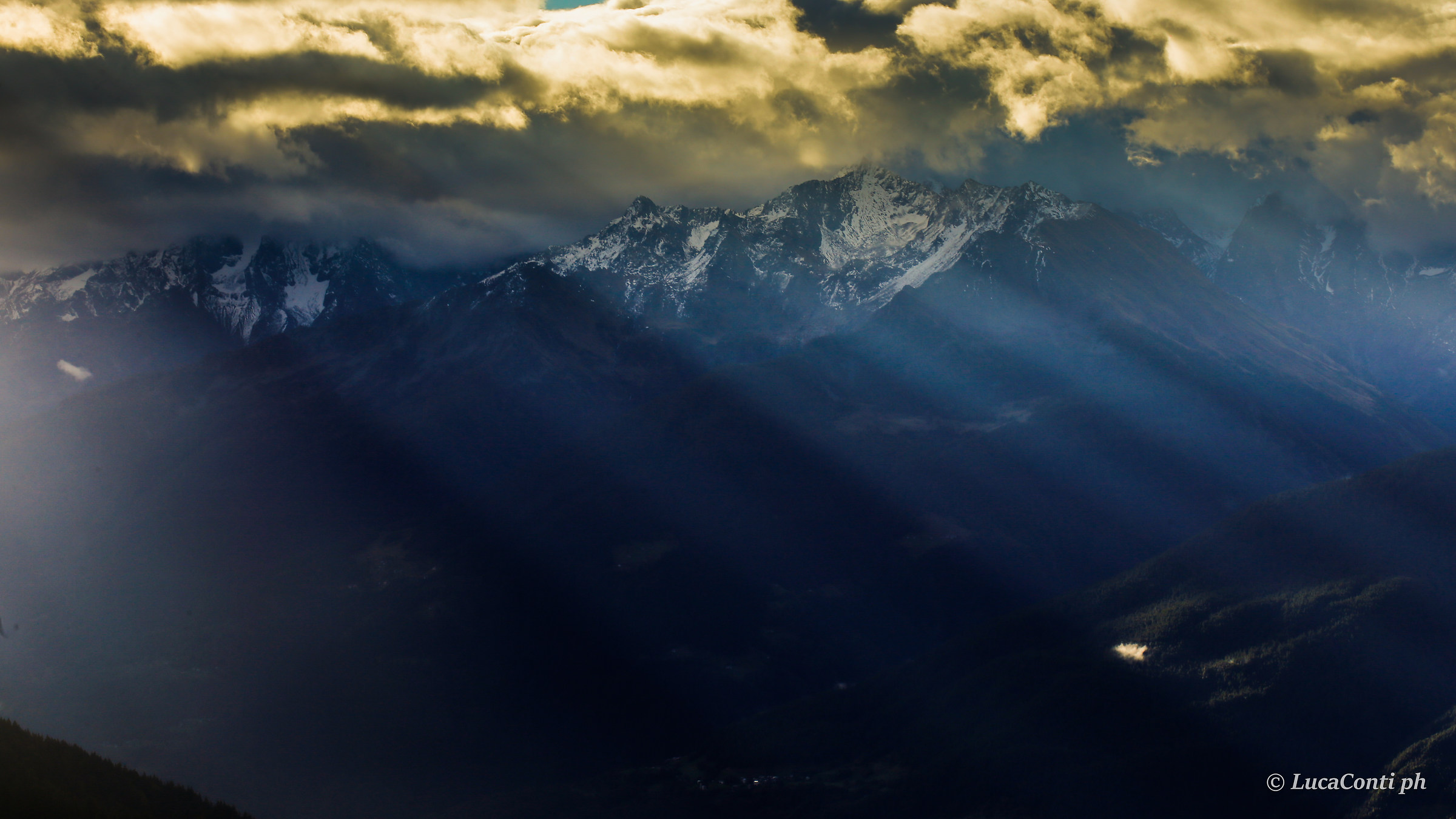 Valtella, Autumn, set of lights, clouds and mists