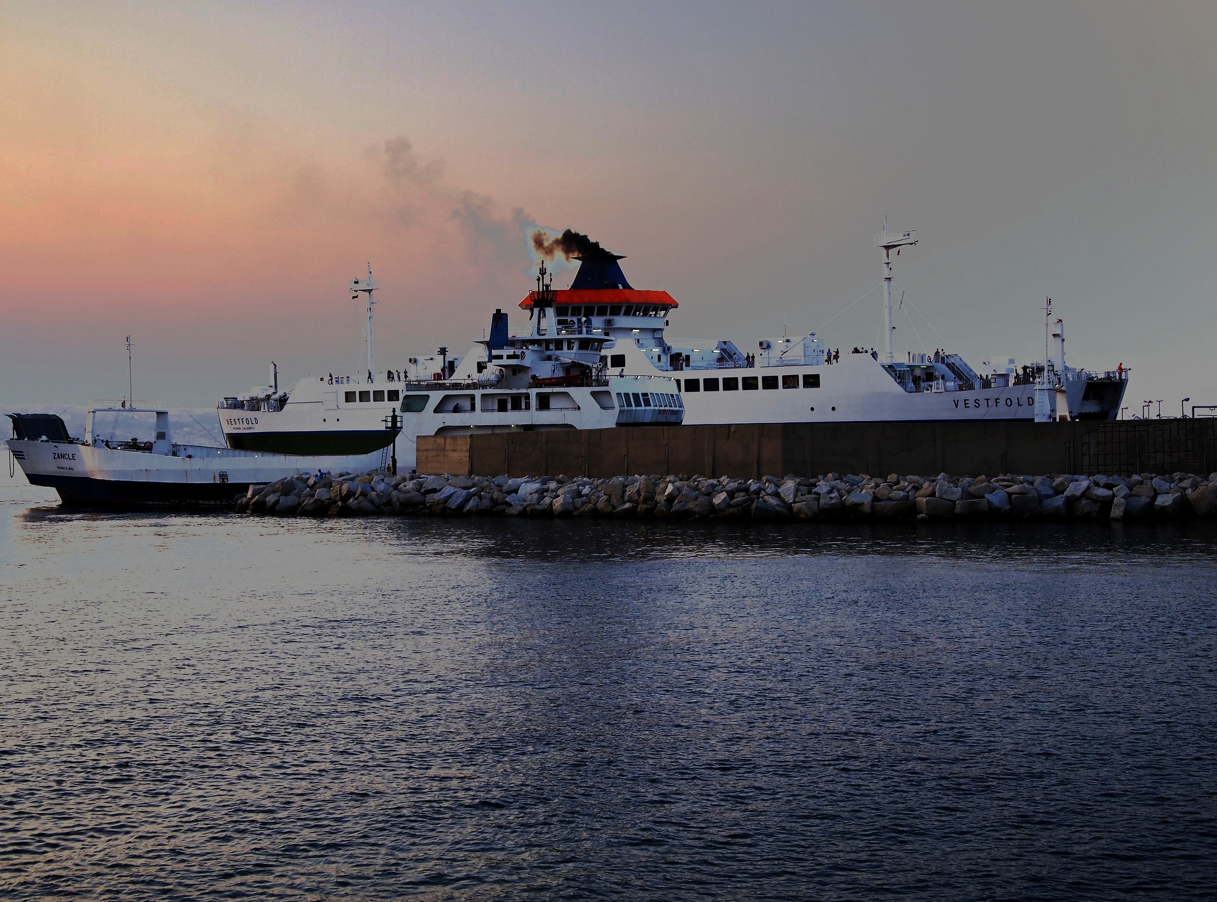 Tra Scilla e Cariddi