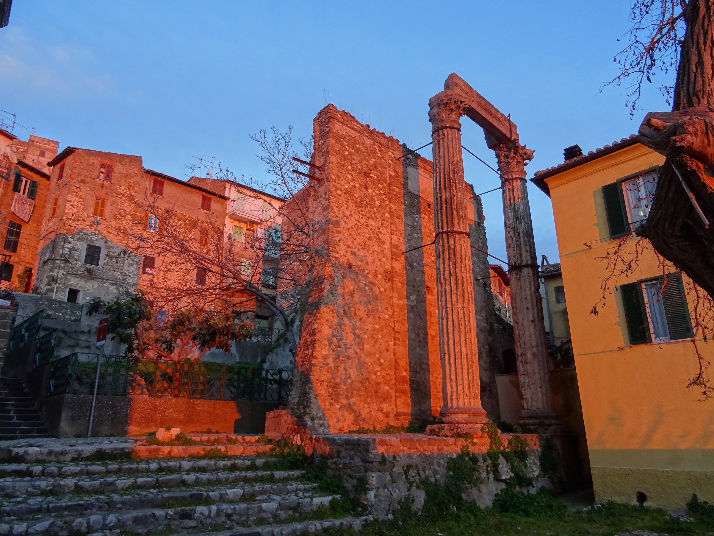 choirs (lt) - the dioscuri temple at sunset