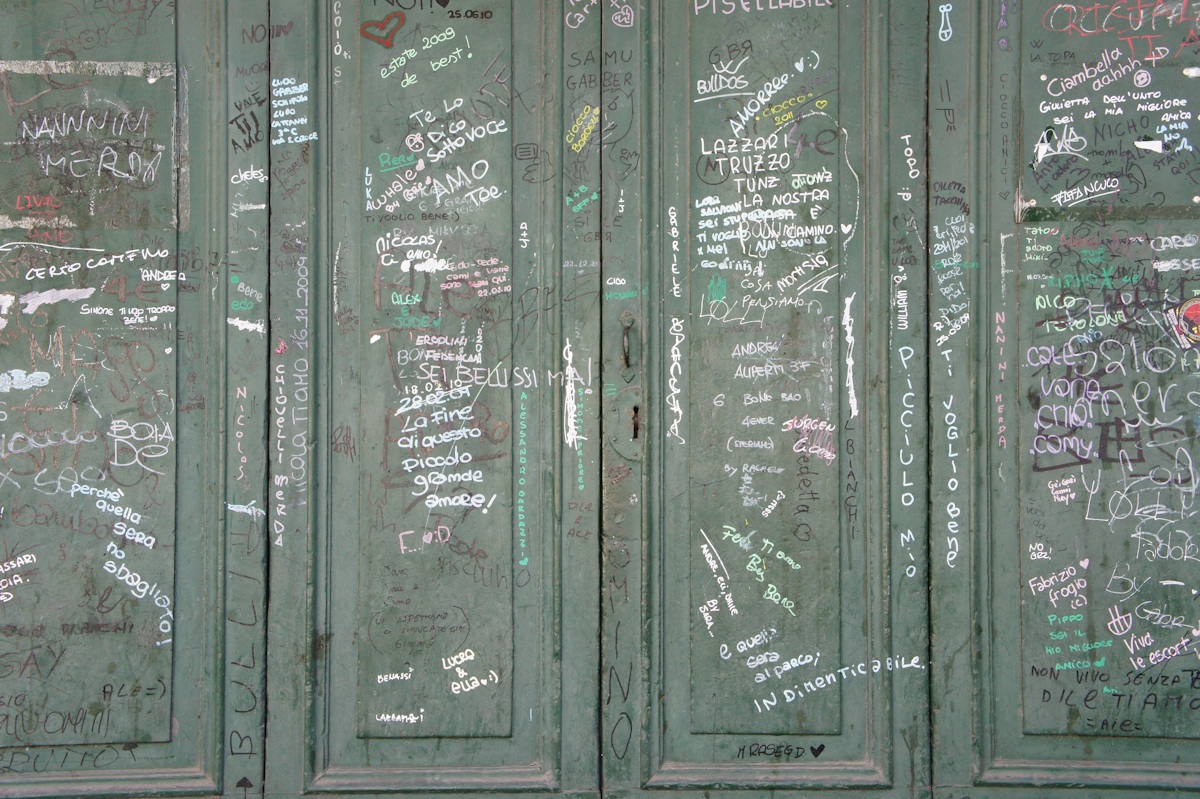 Non si scrive sui portoni!...