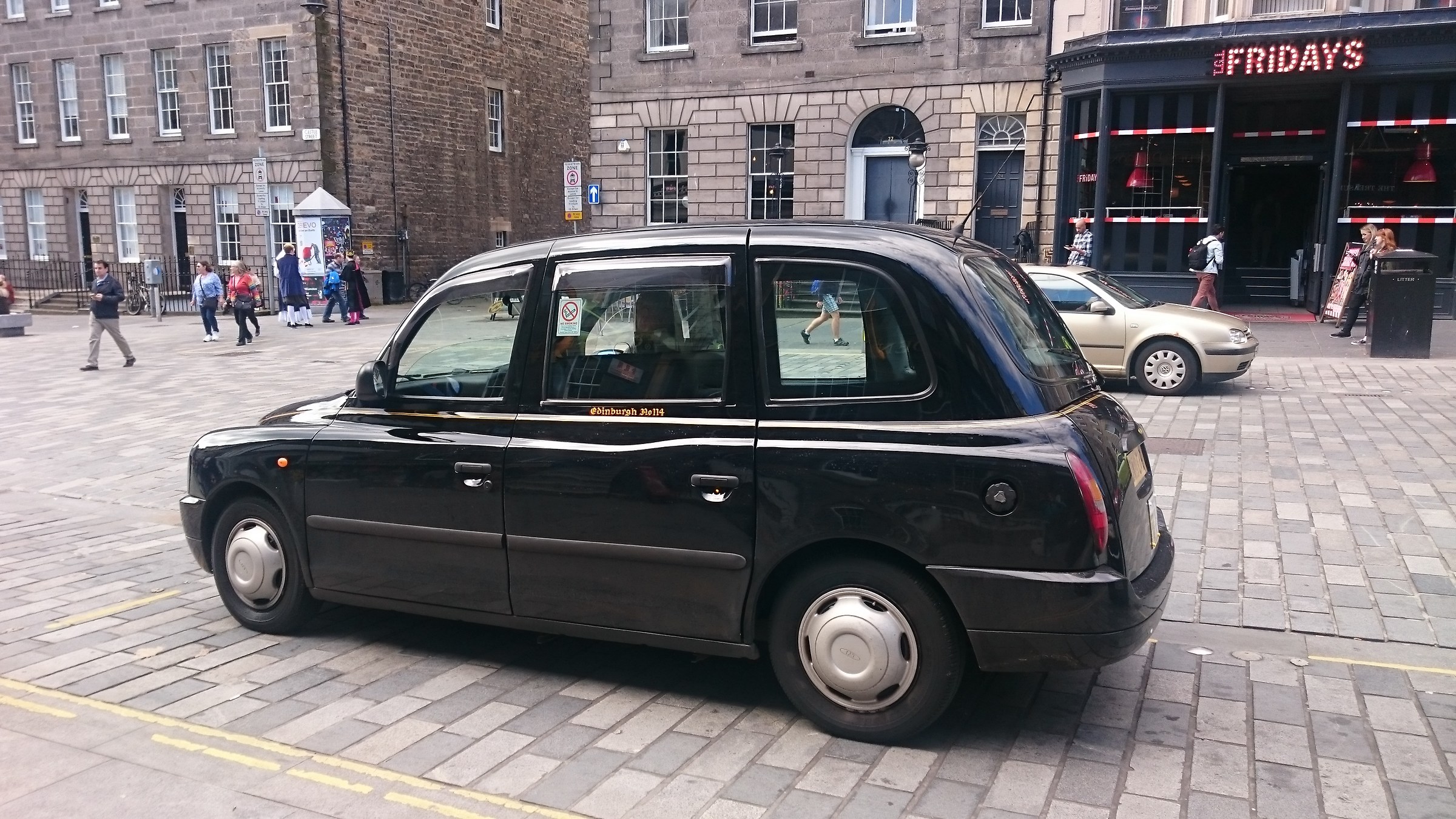classico taxi britannico ad edimburgo