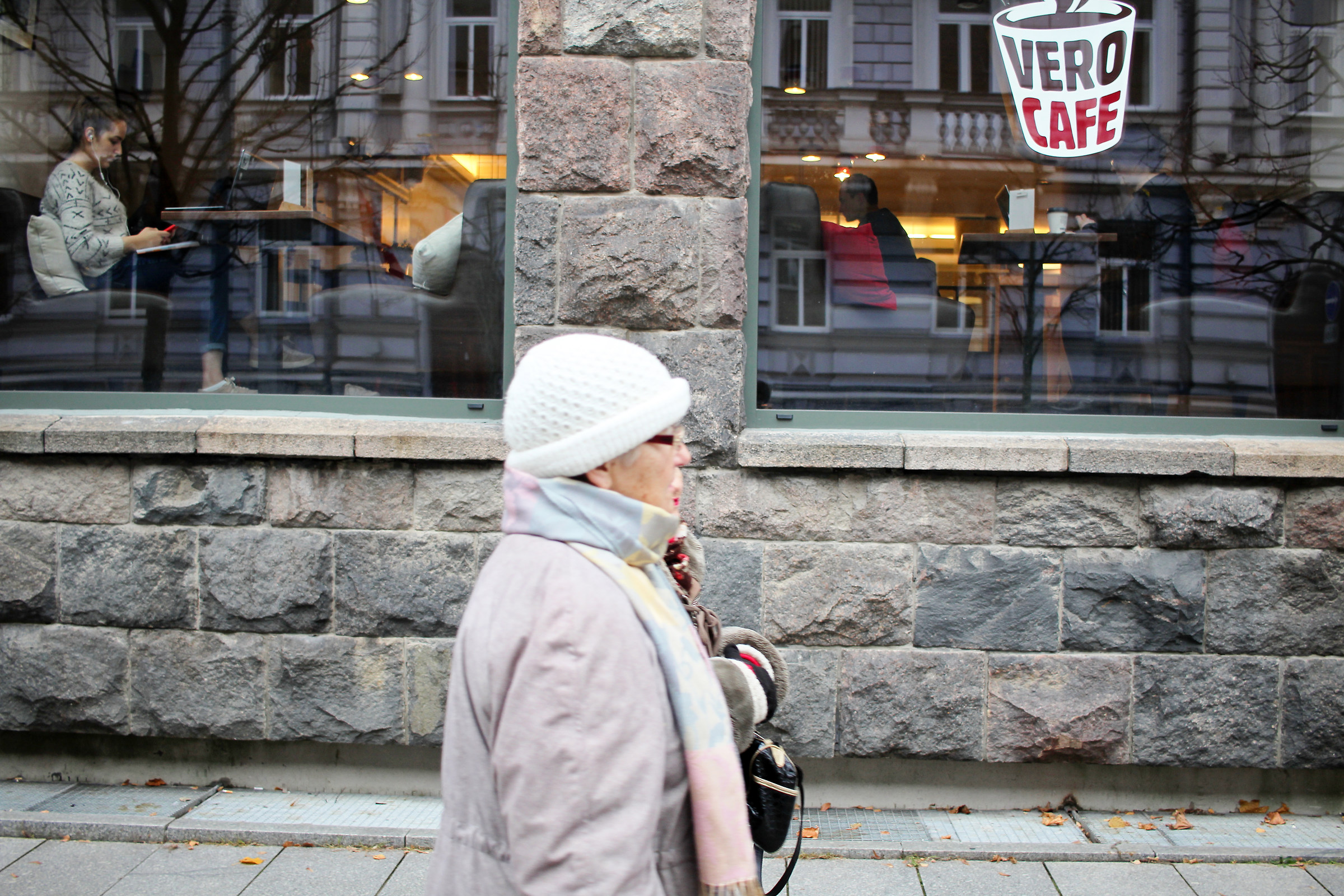 Attitudes, the young woman and the elderly lady