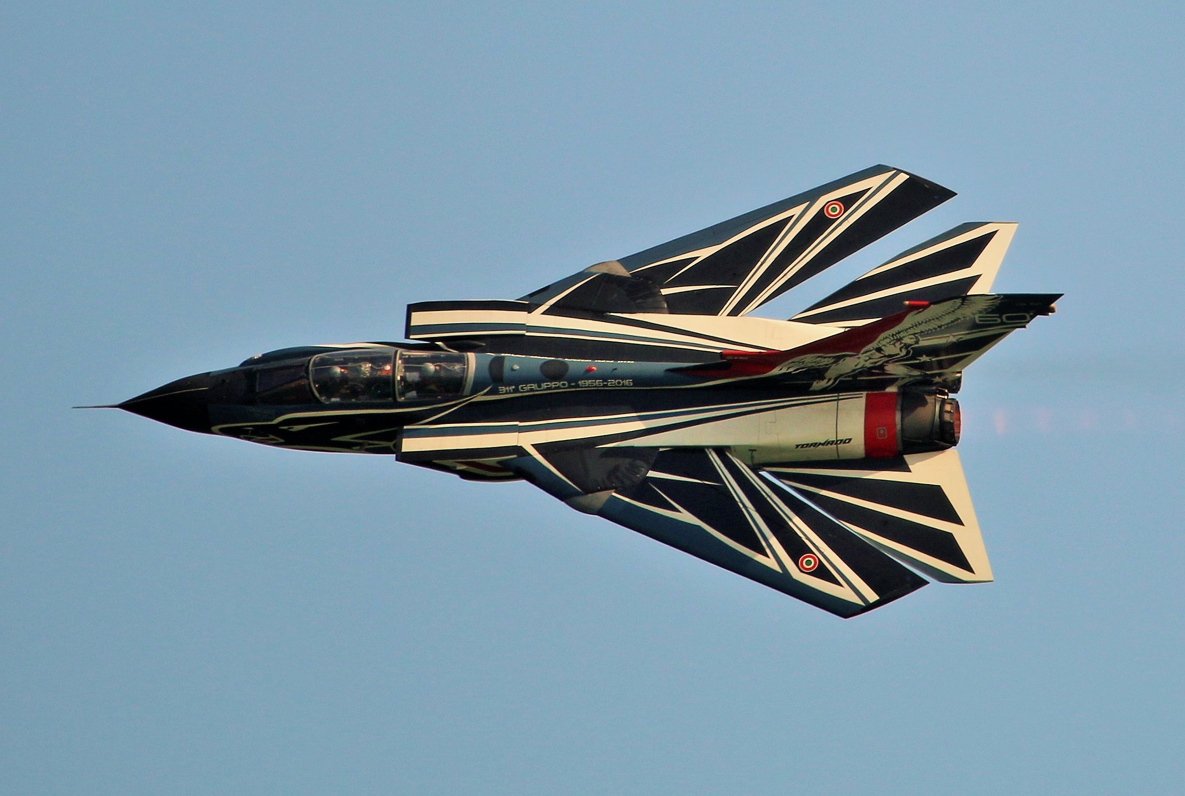 passaggio veloce ali chiuse a 900 Km/h Tornado RSV