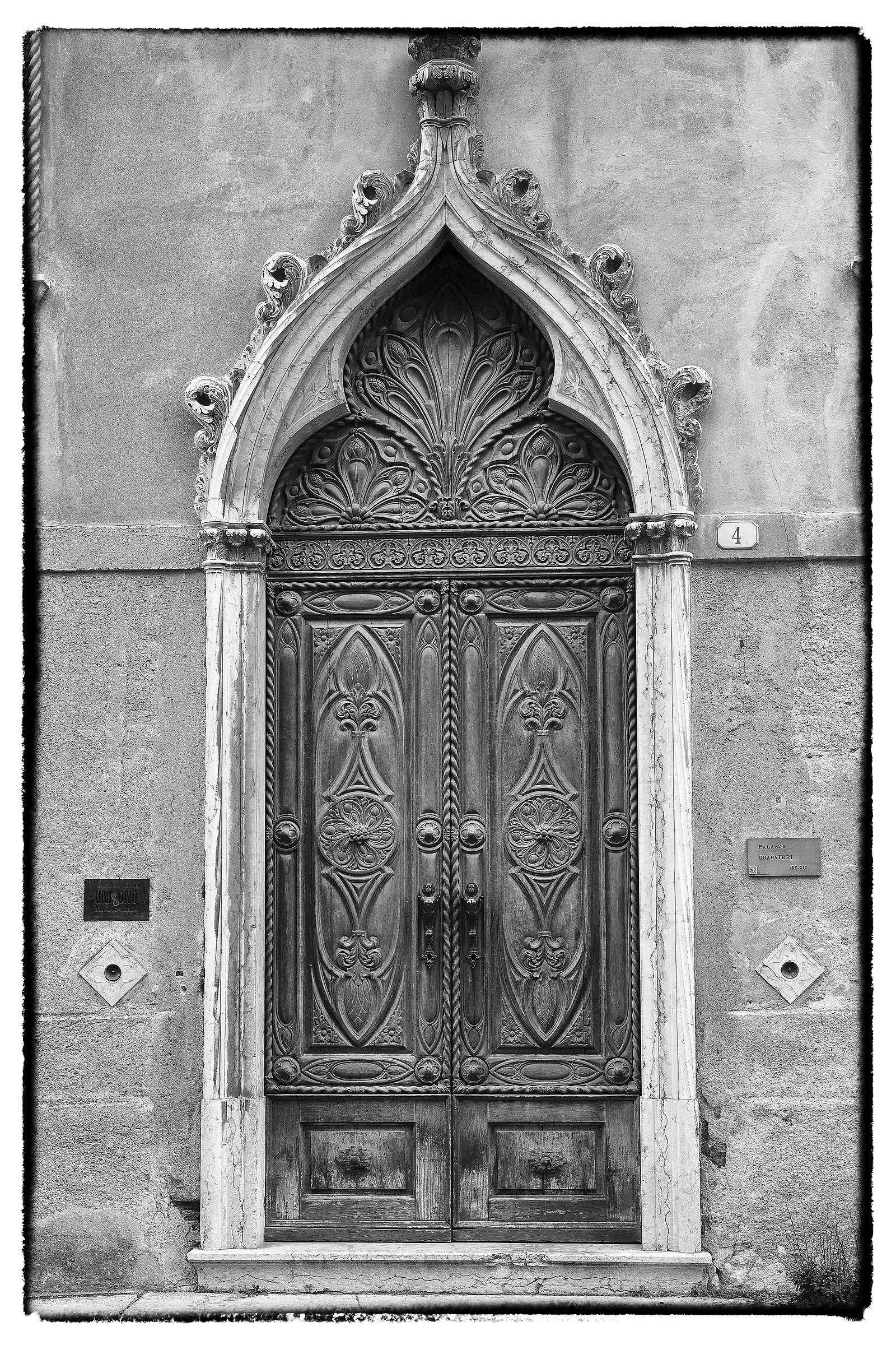 Feltre, porta intarsiata