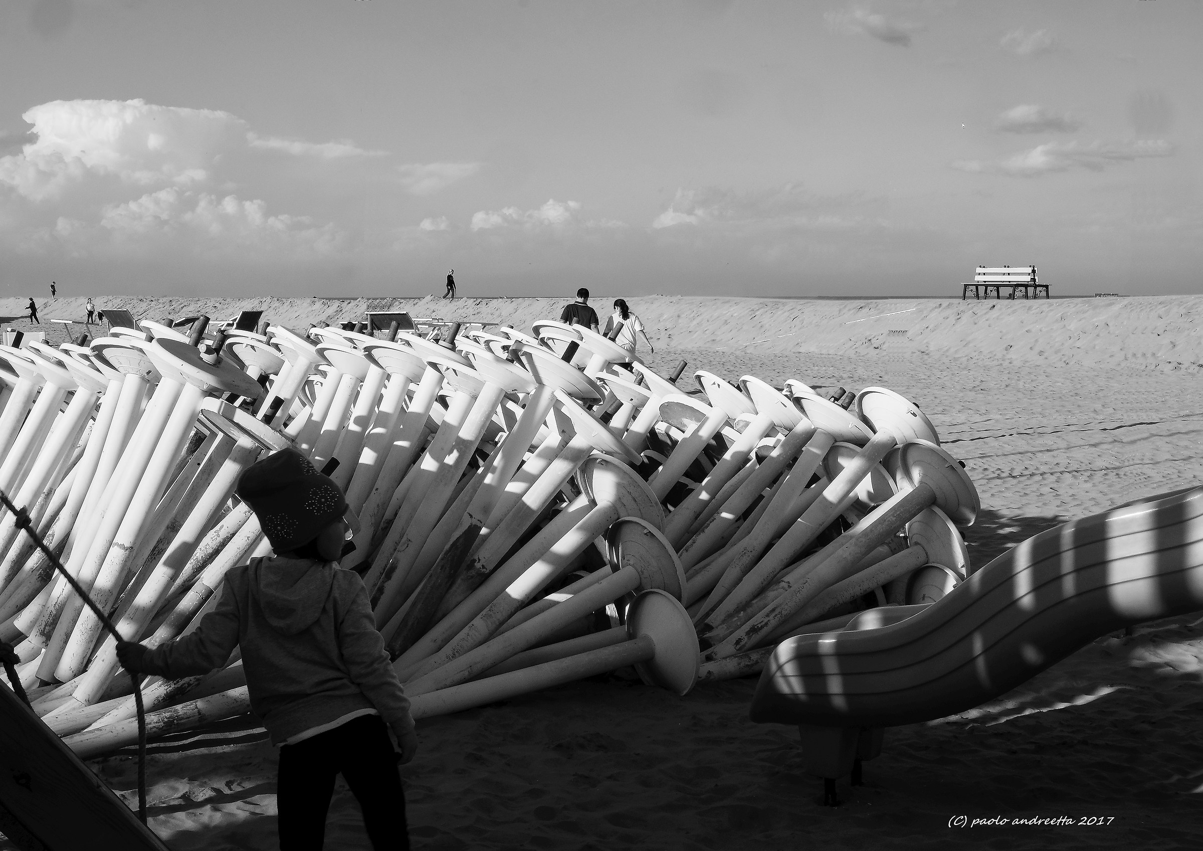 Bibi osserva con un po' di malinconia