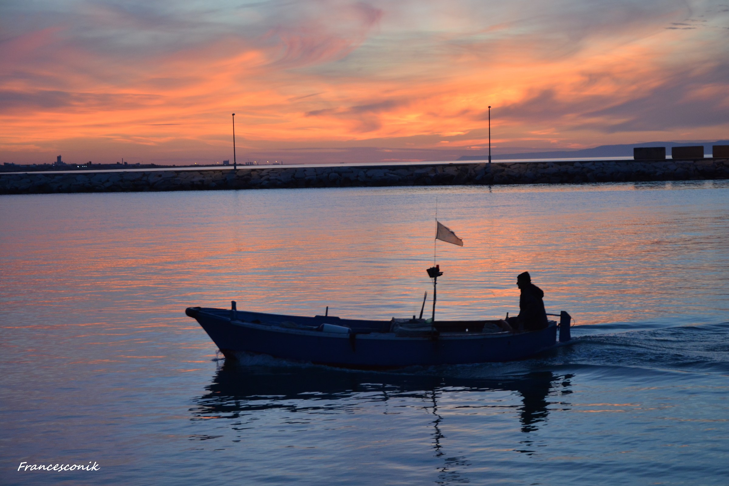 The calm sea of ??the evening