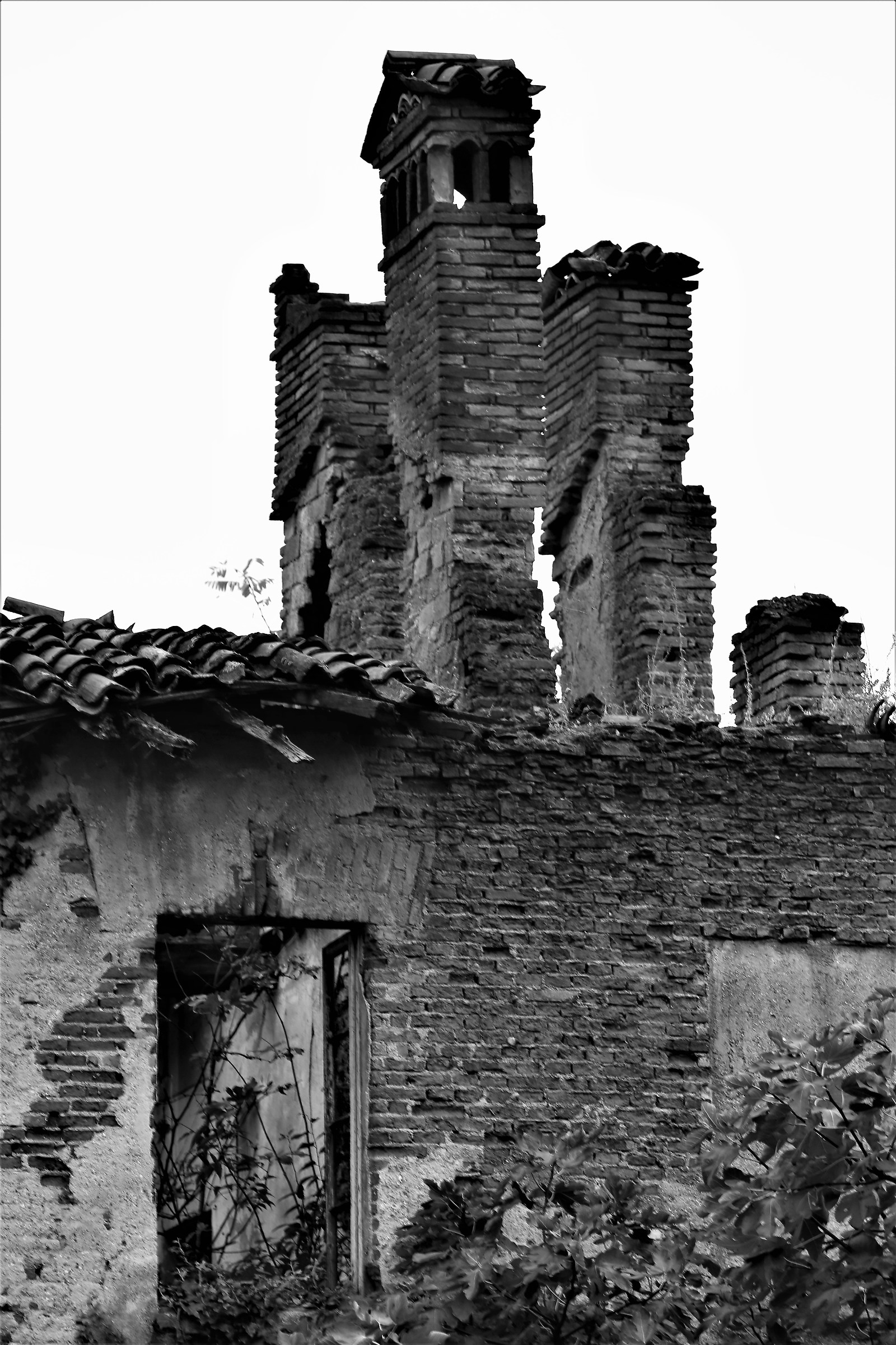 Farmhouse in ruins area of ??Rhone-Milan