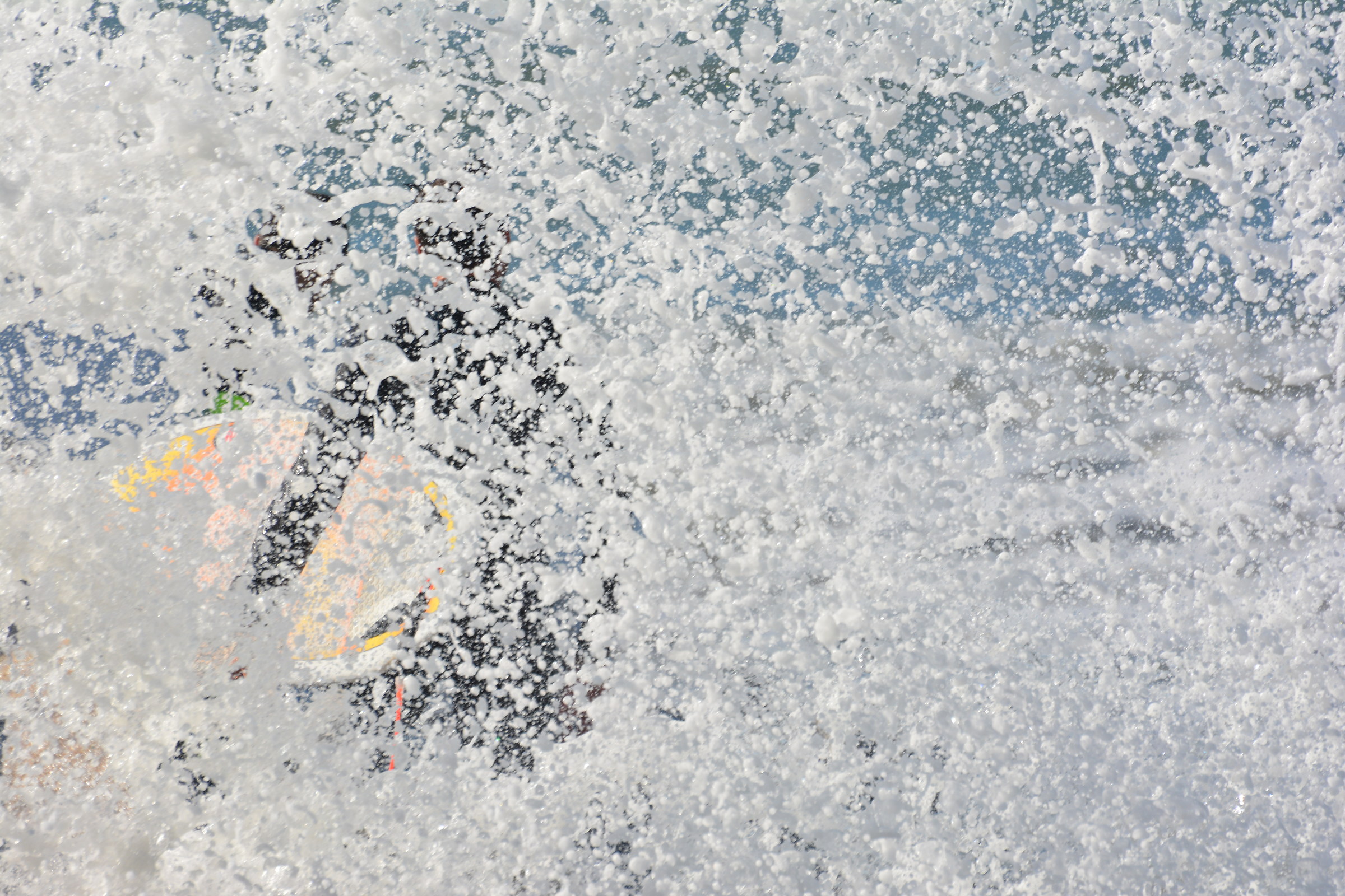 Under the maestral screams and whitens the moon