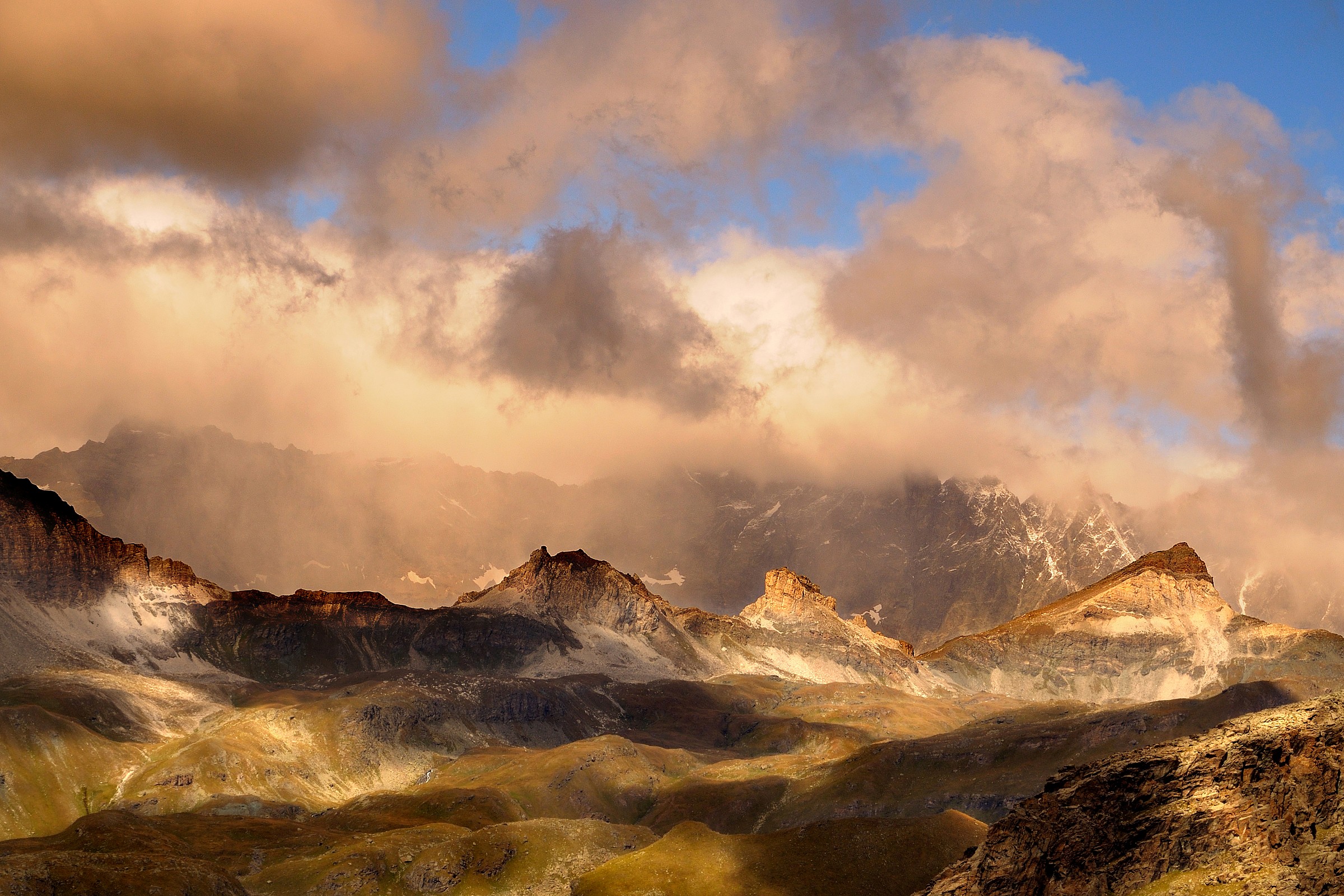 Val d'Ayas, les Cimes Blanches between sun and rain