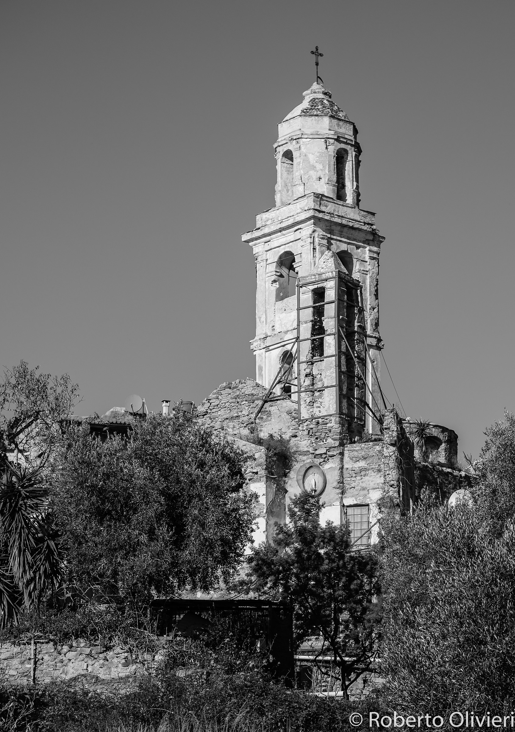 Two steps to Old Bussana ....