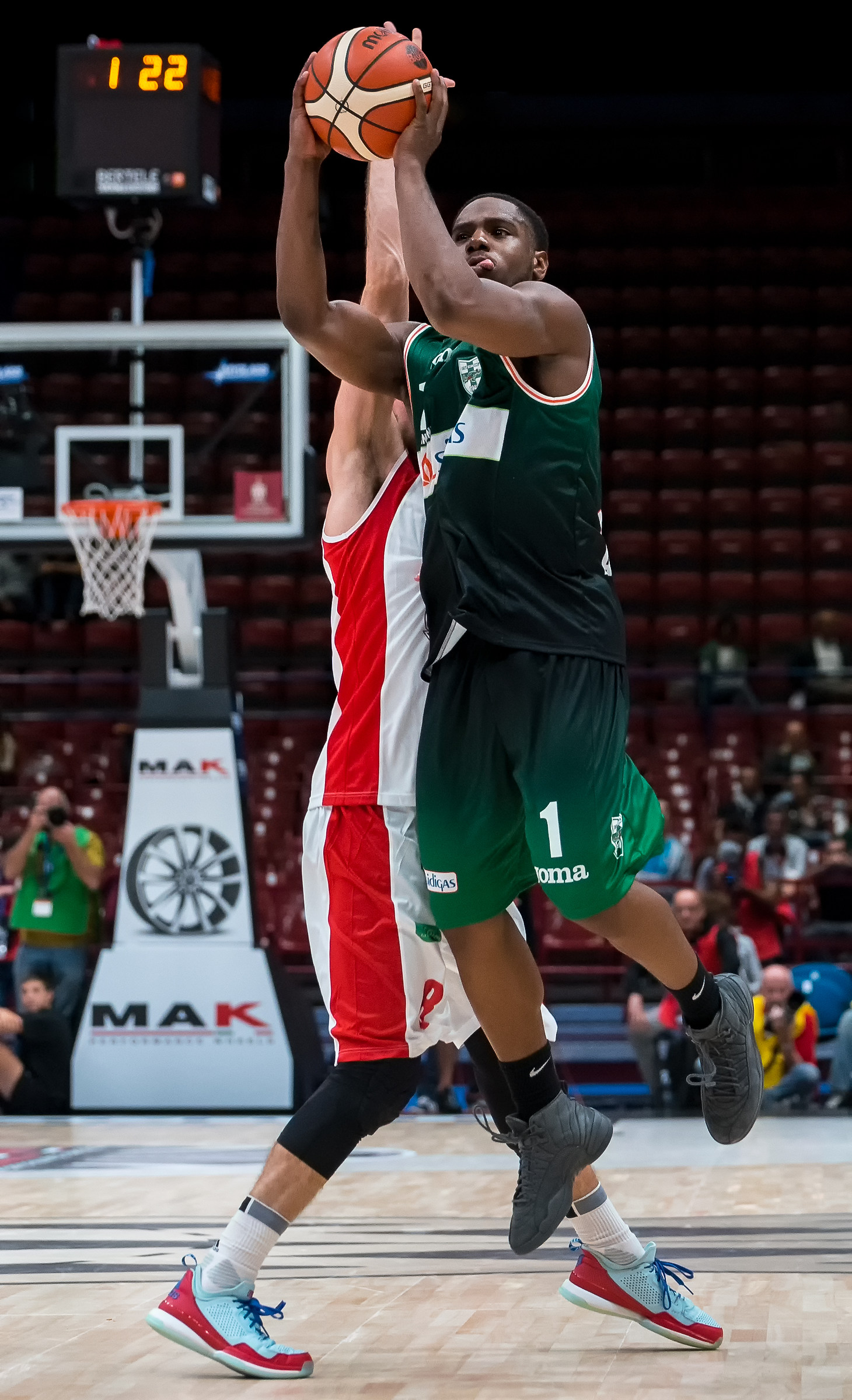 Buzzer beater! Joe Ragland!