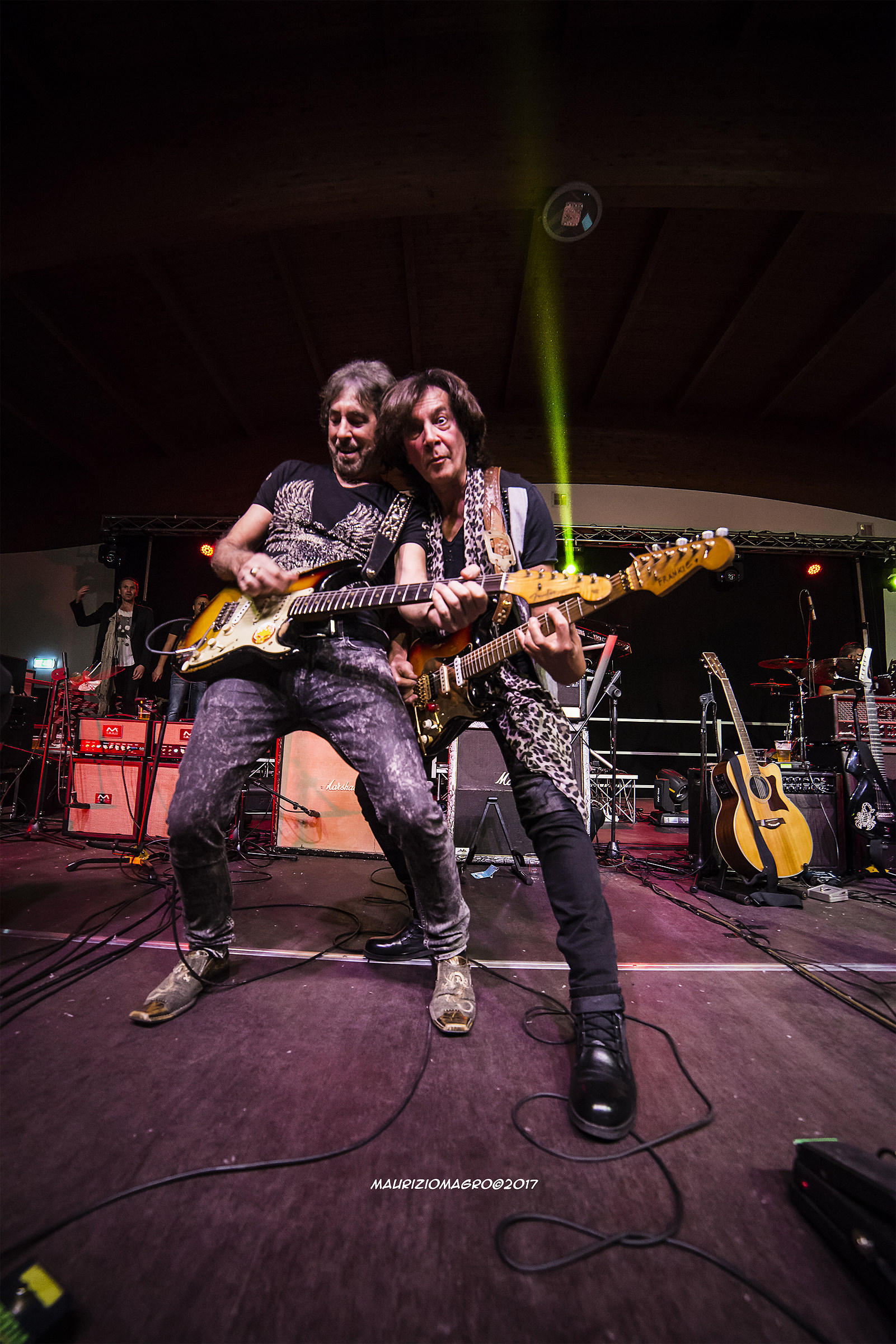 Two Guitar is meil che One