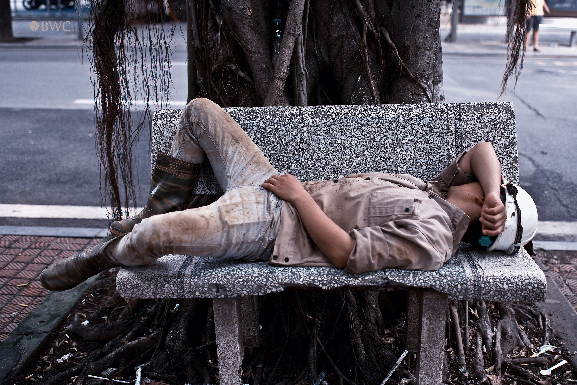 Un elettricista che dorme all'ora di pranzo