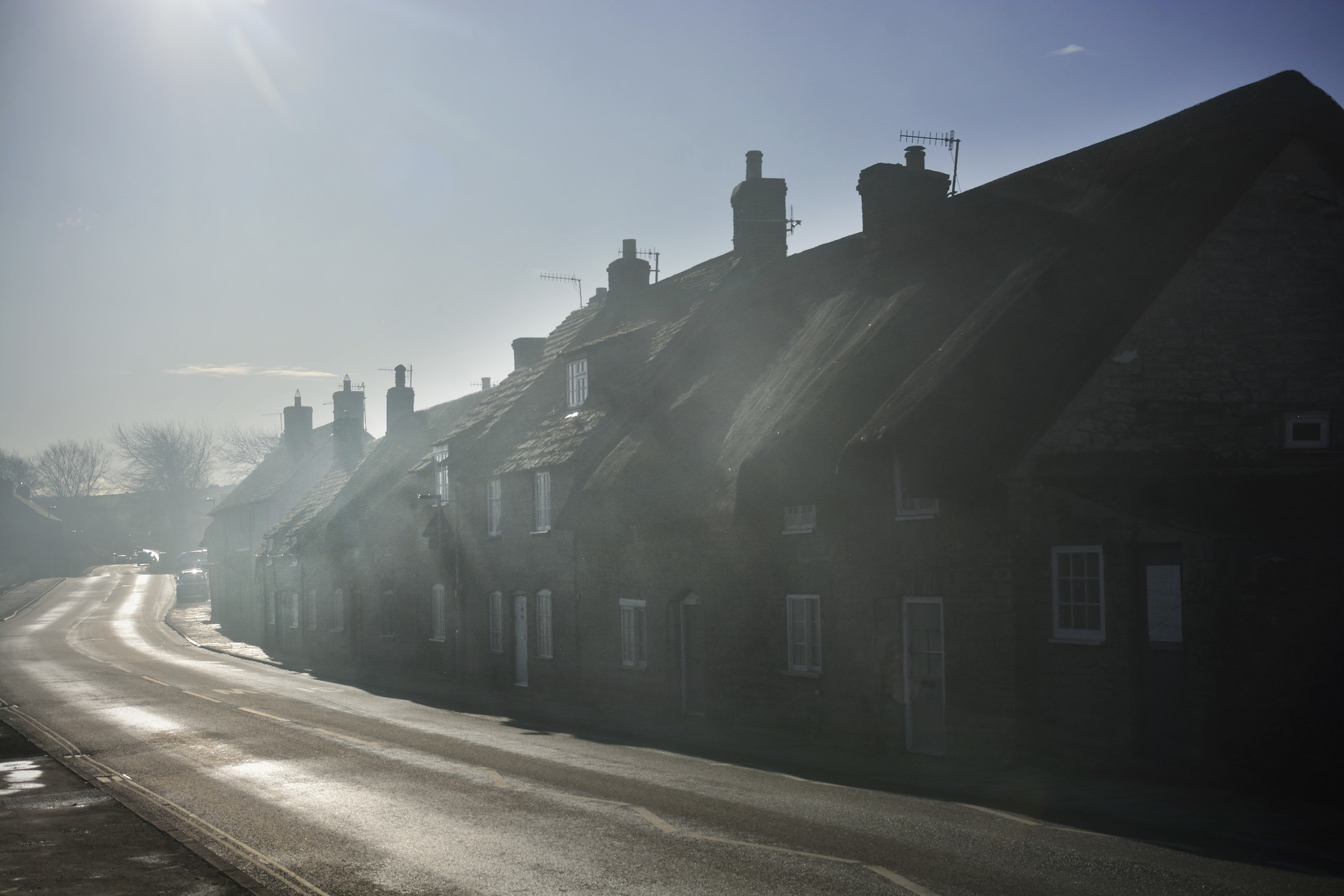 Chi sta bruciando rifiuti del giardino in un villaggio cos&i...