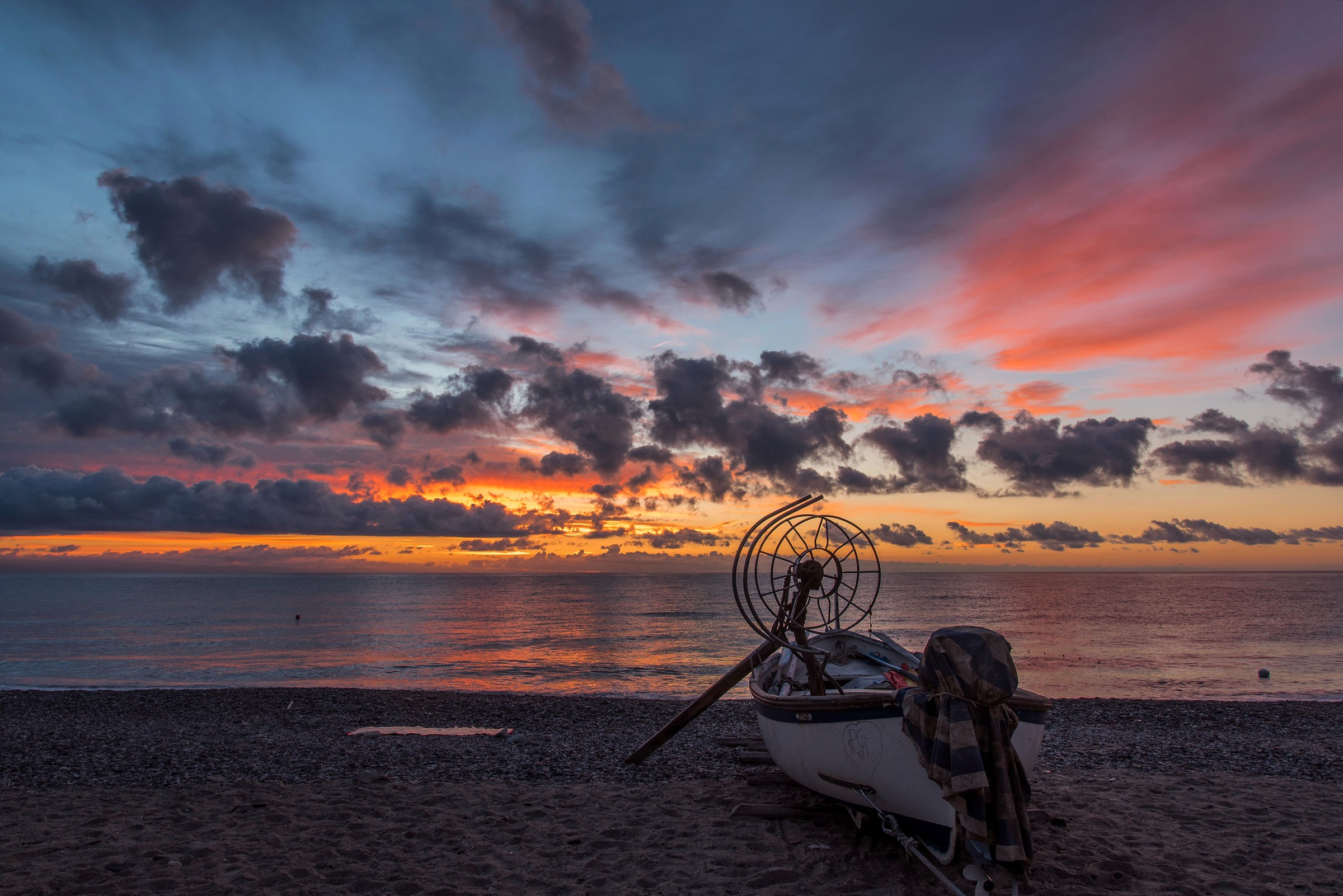Un'alba alla spiaggia di Noli