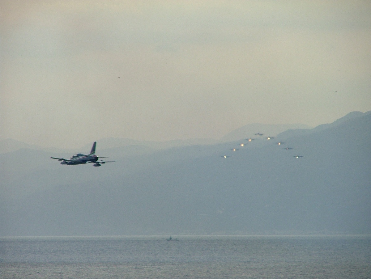 Tricolor arrows: he gets back ... others come