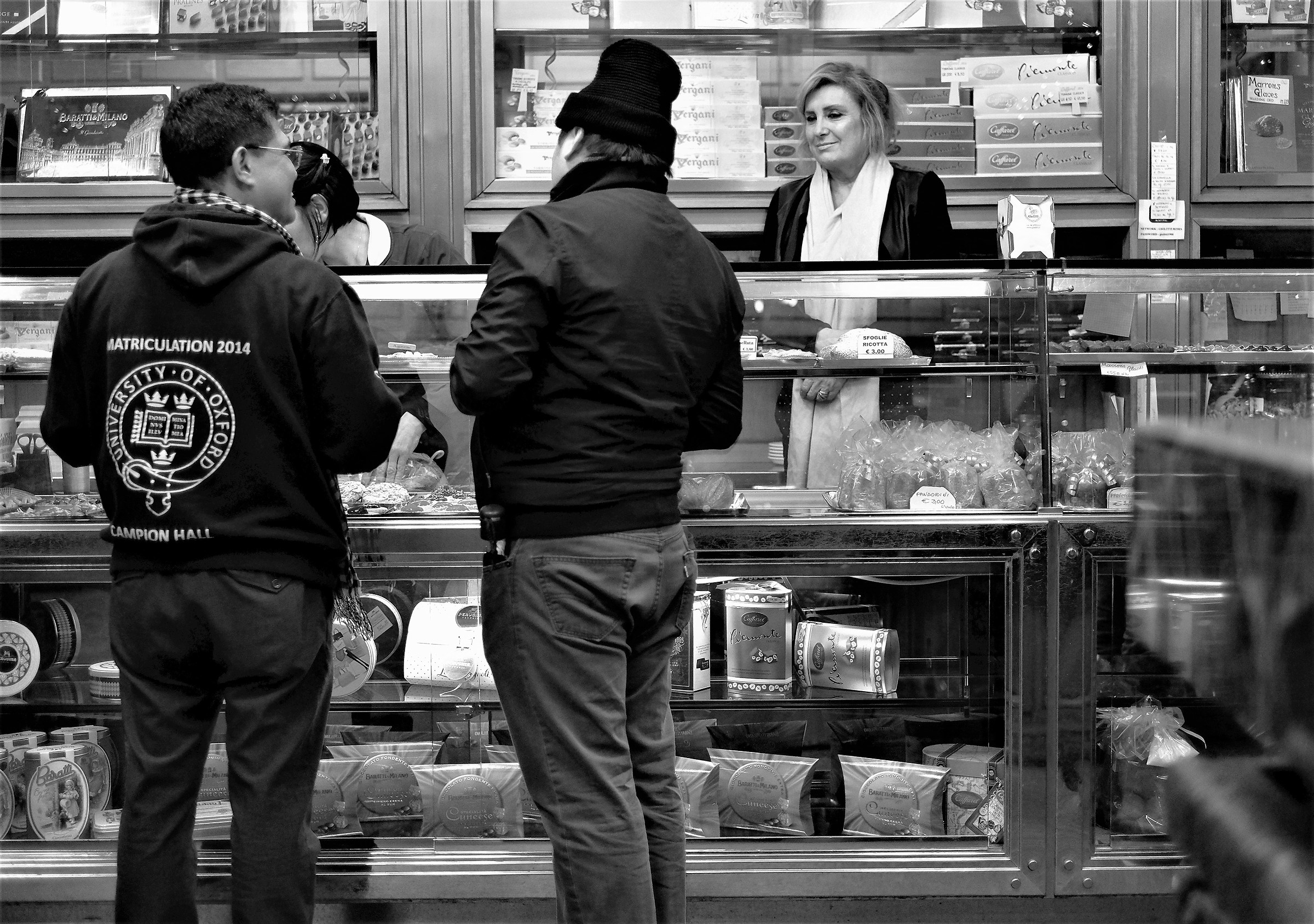 Al banco di pasticceria