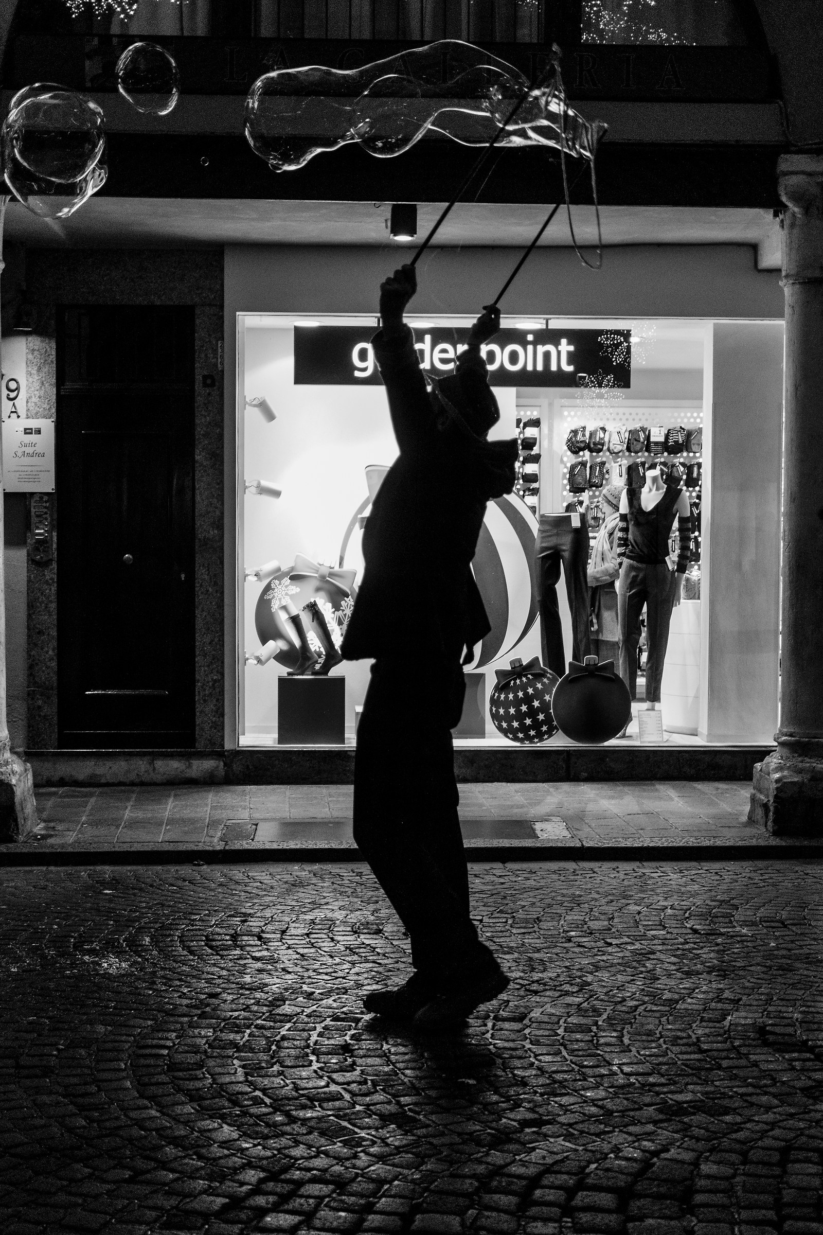 The man who makes the bubbles - 2