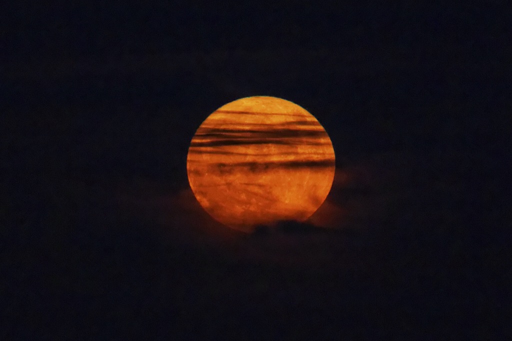 Luna rossa a Vicenza - sorge fra le nuvole