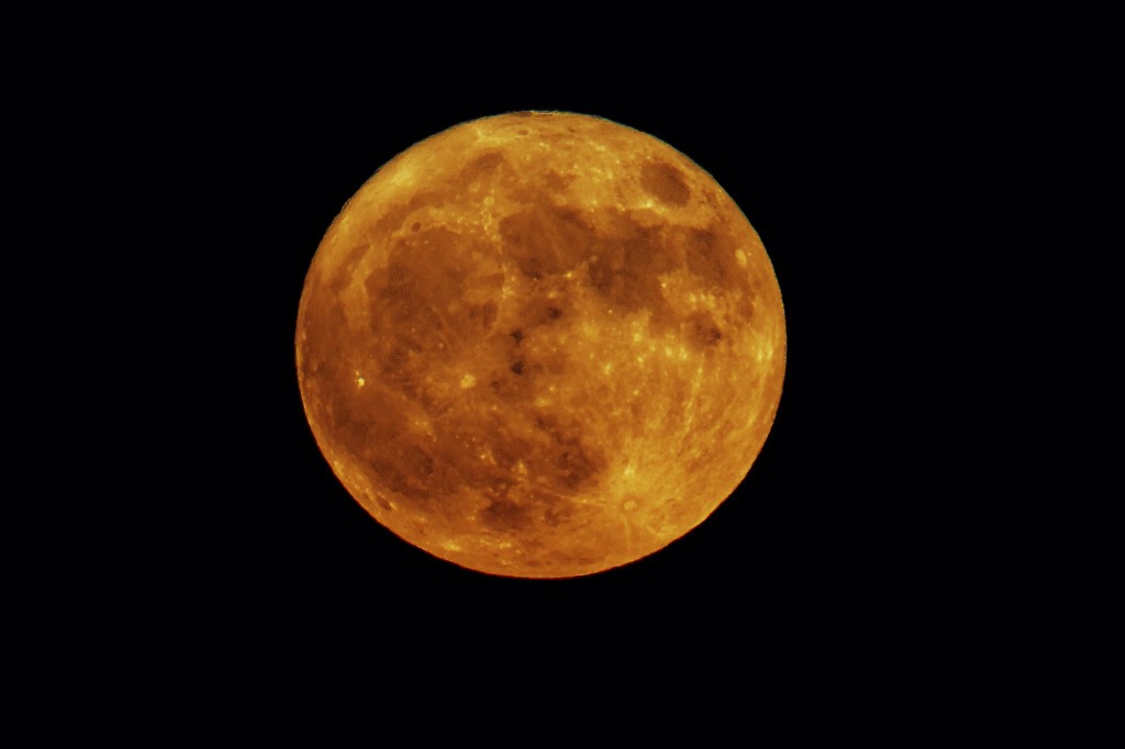 Luna rossa a Vicenza - gia un po alta sull orizzonte