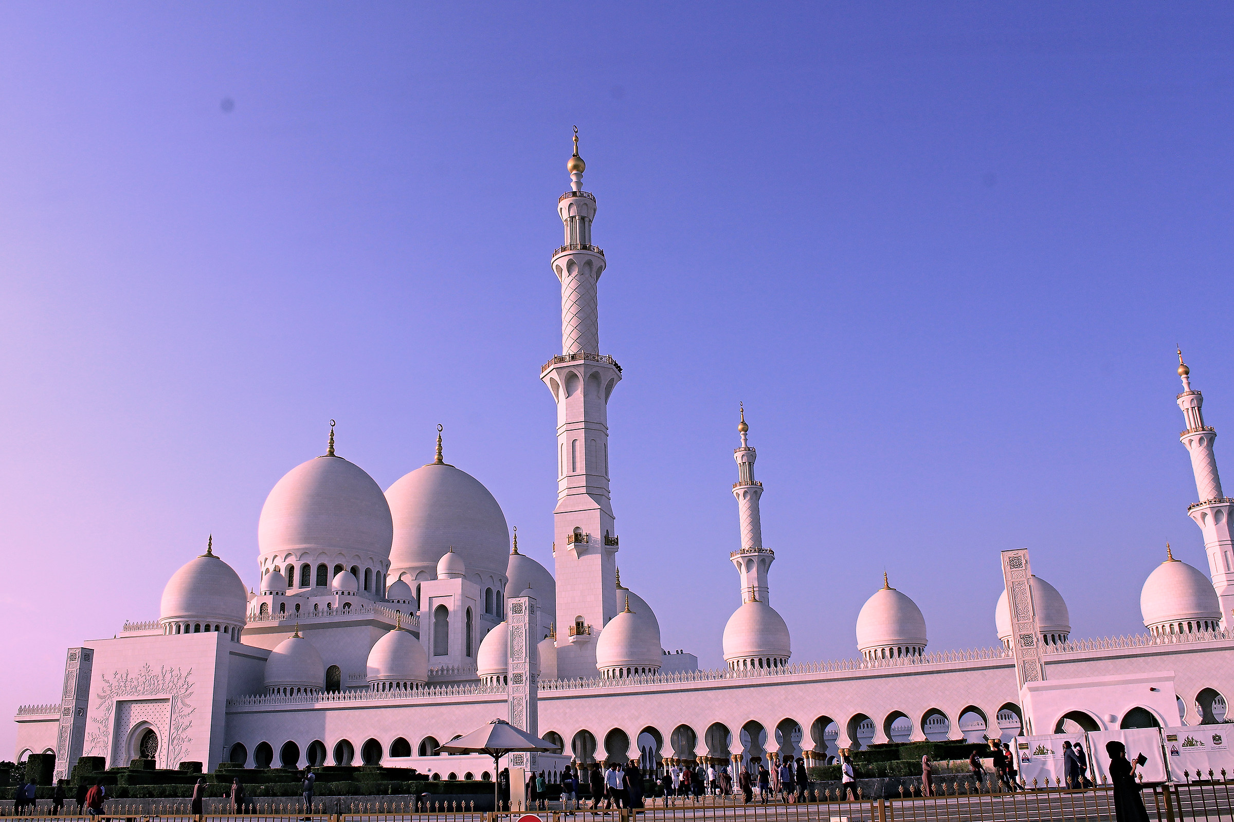 the great white mosque of Abu Dhabi.