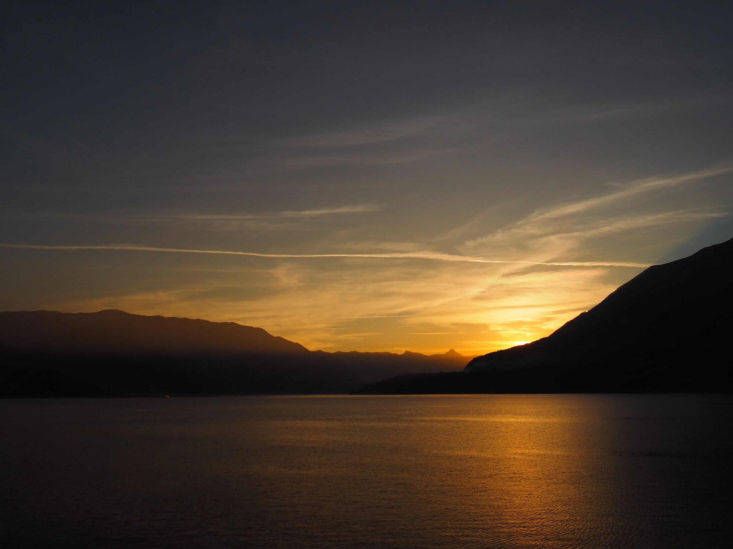 prima alba invernale al Lago di Como, vicino a Varenna