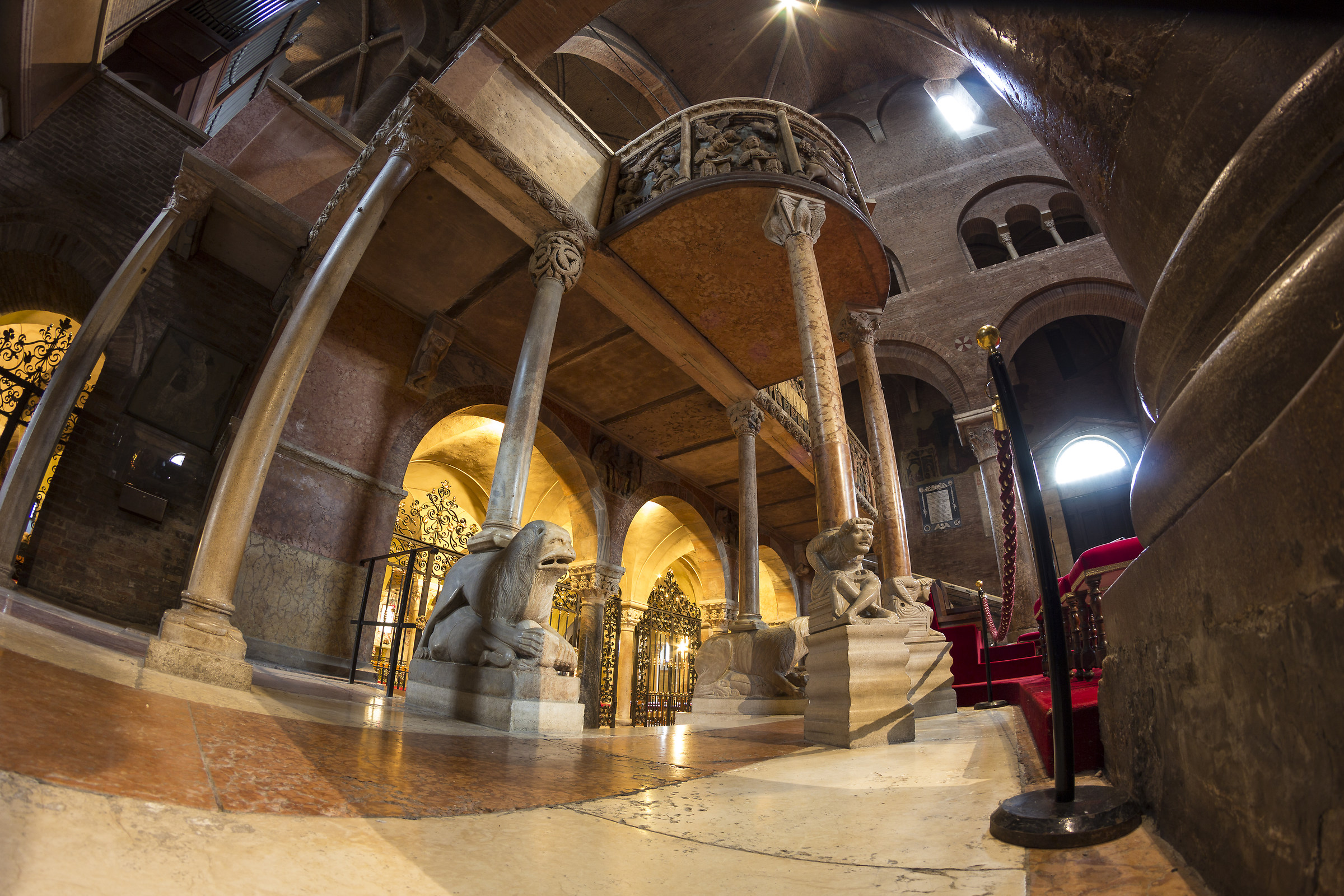 Interno del Duomo di Modena