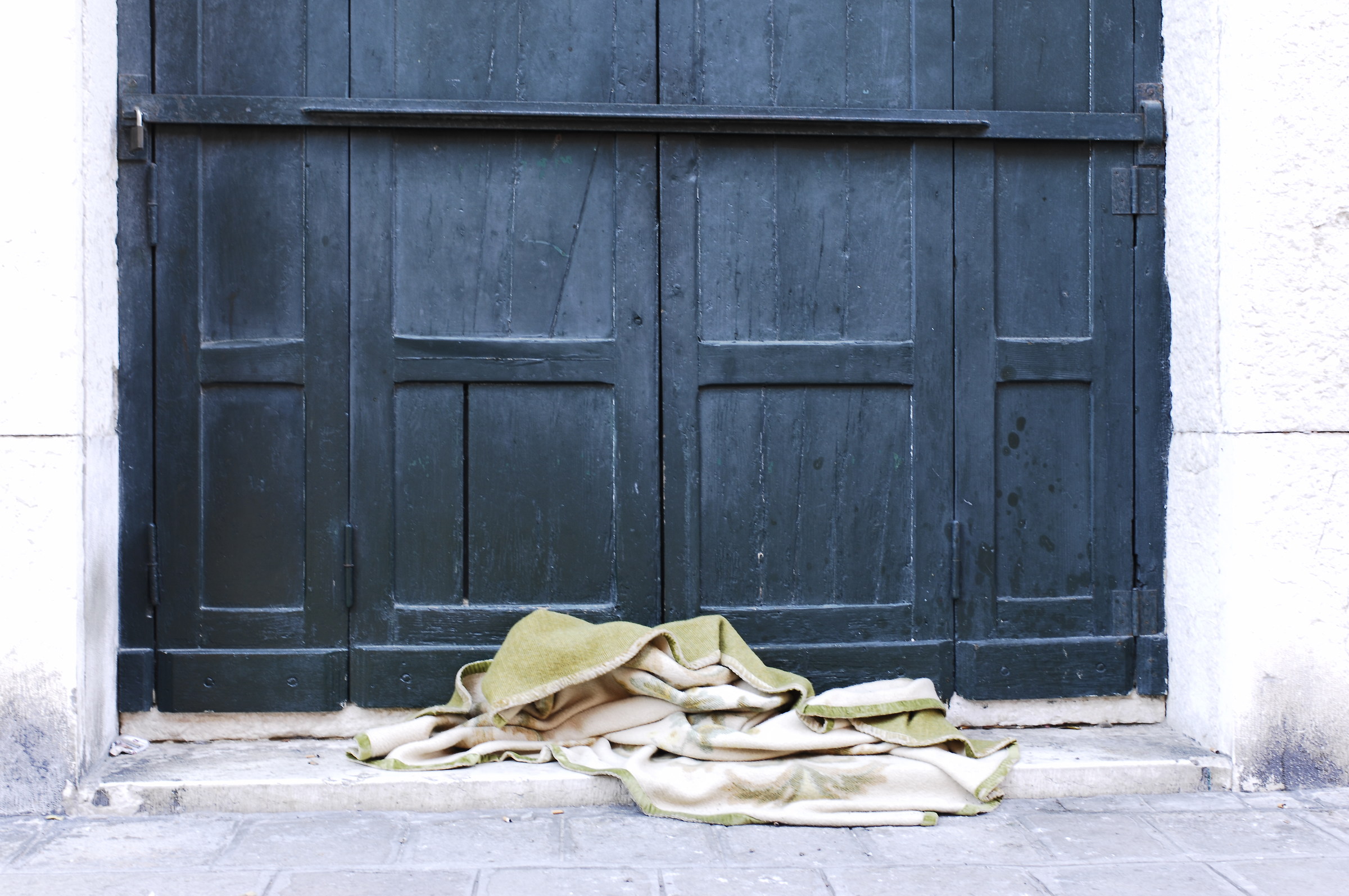 Vorrei aiutarti, sconosciuto.