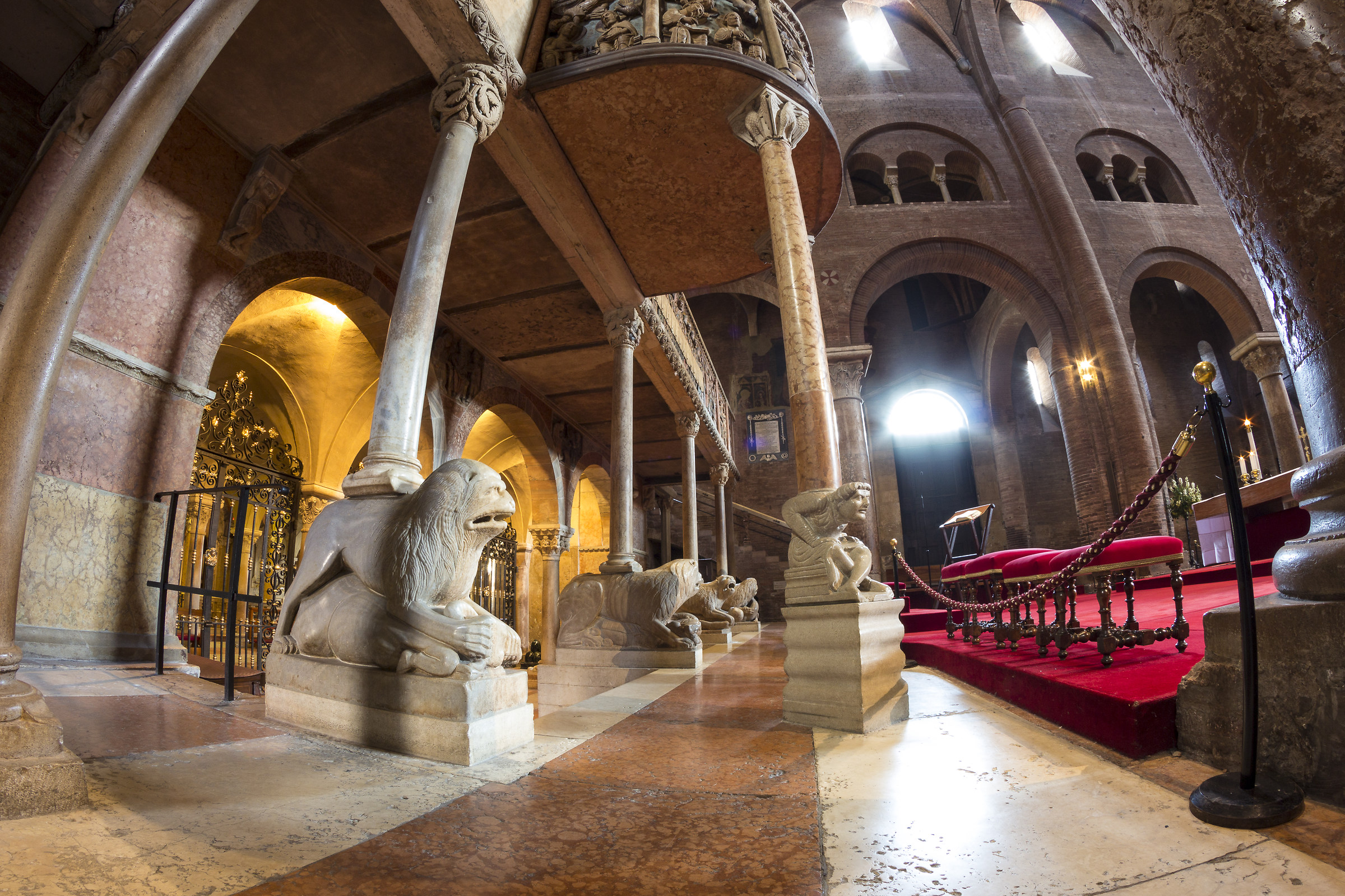 Interno del Duomo di Modena