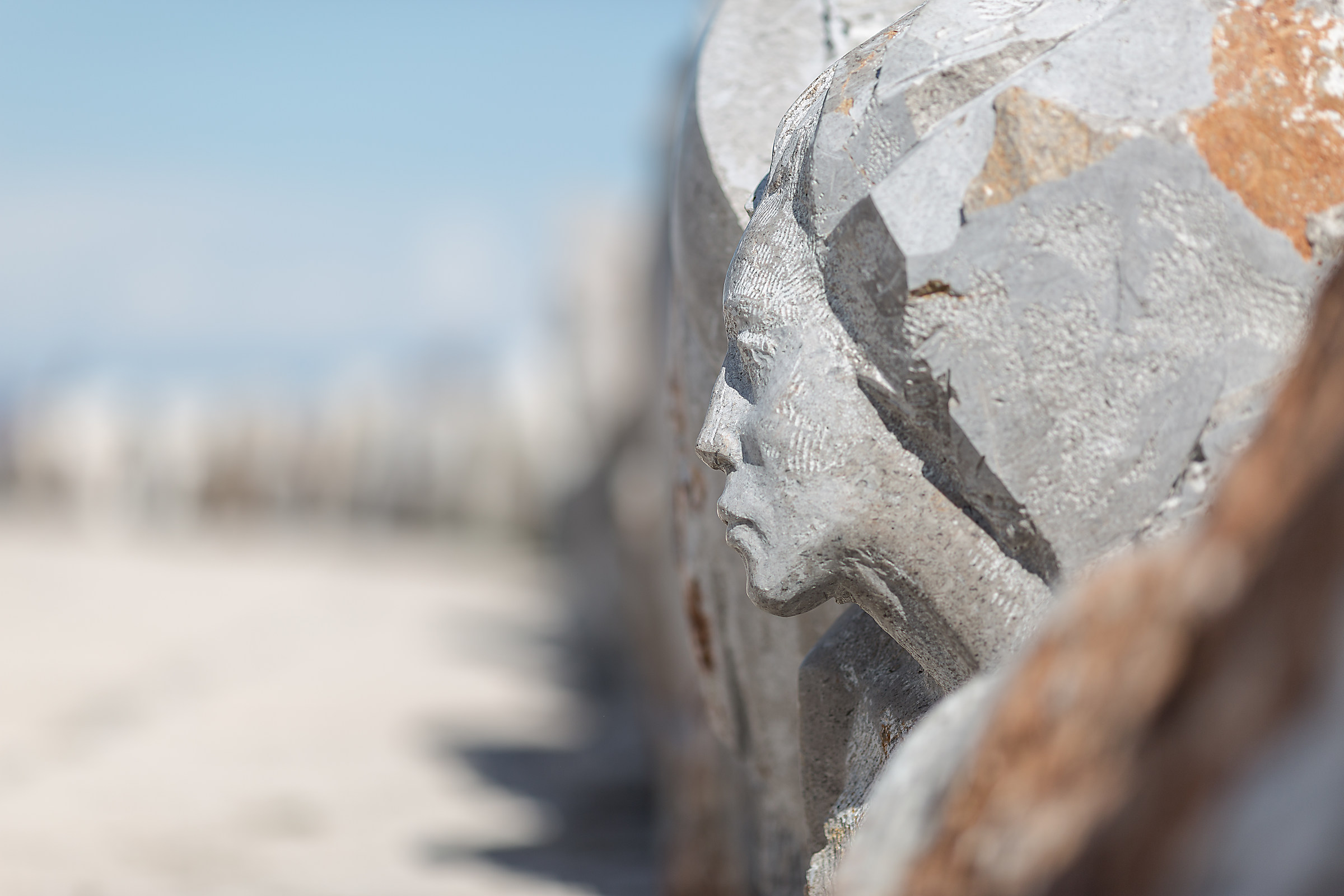 scultura su pietra a Caorle,opera di Arianna Gasperina