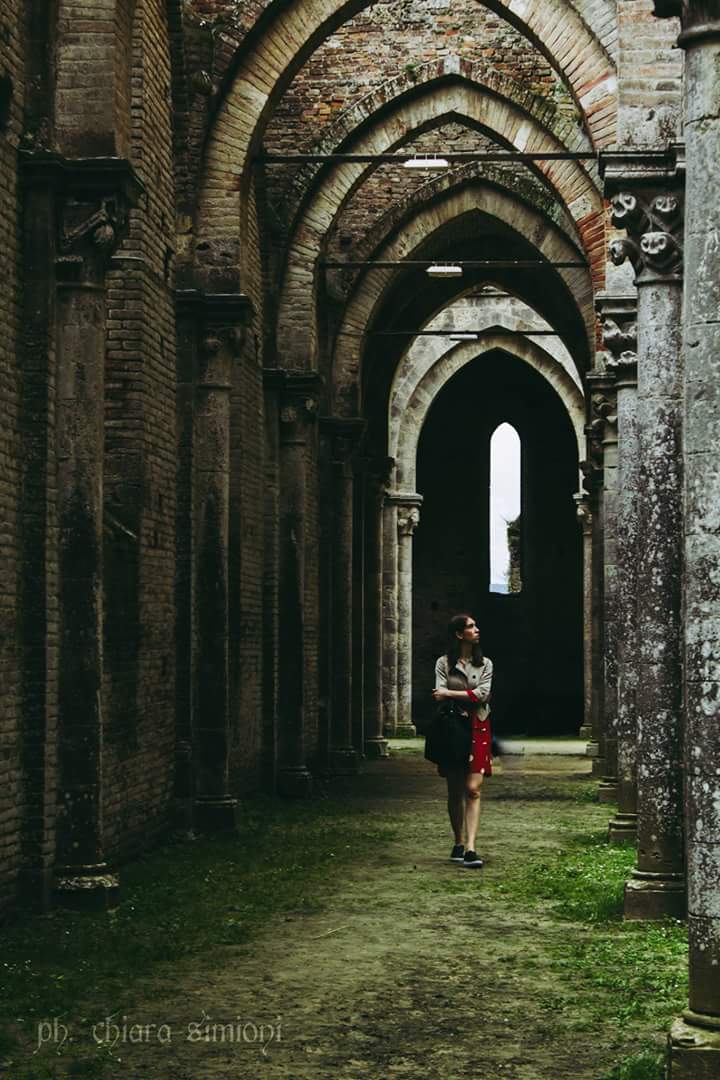 A lady in the abbey (s.galgano)