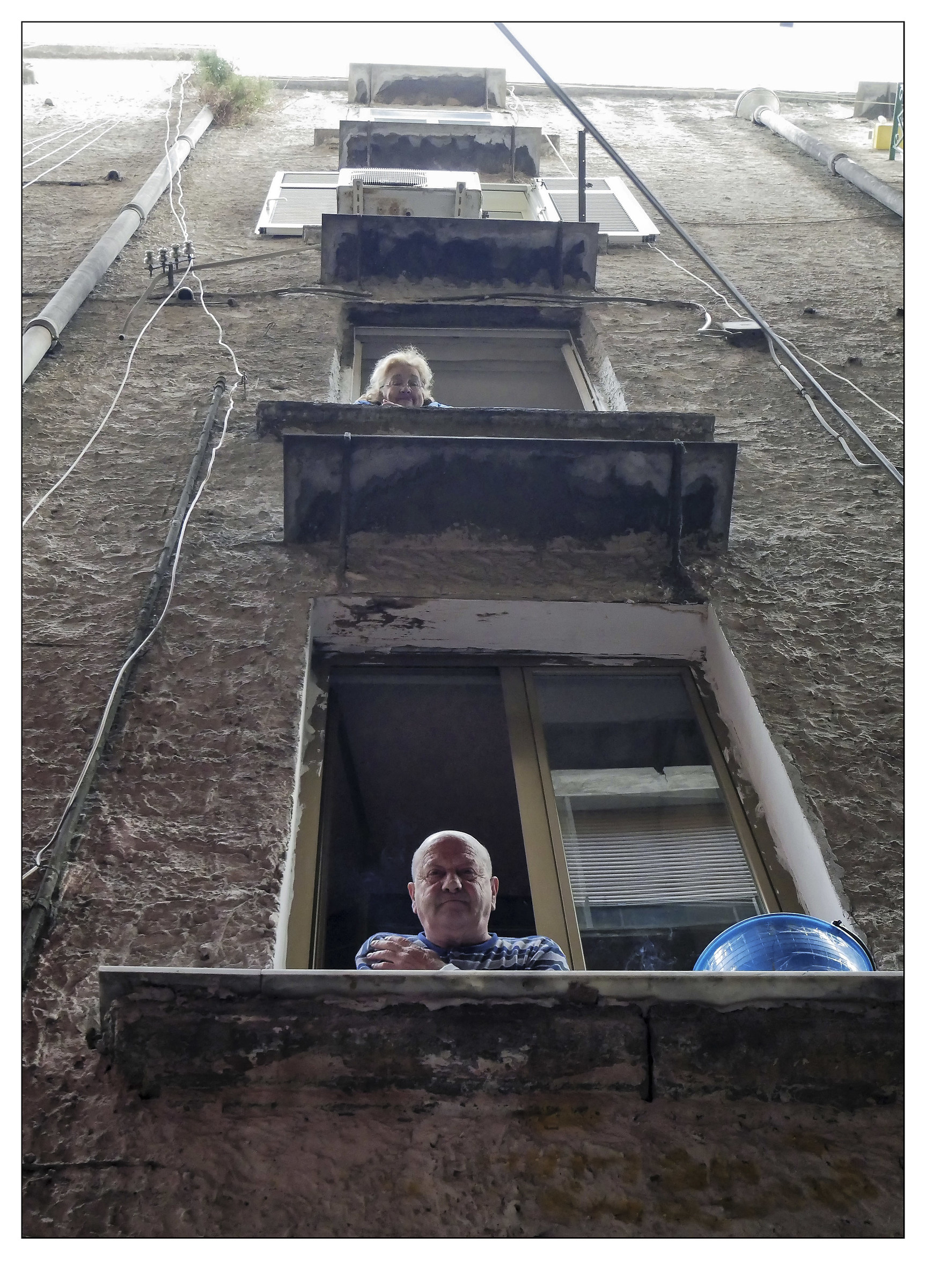 -lui guarda, io scatto, lei spia-