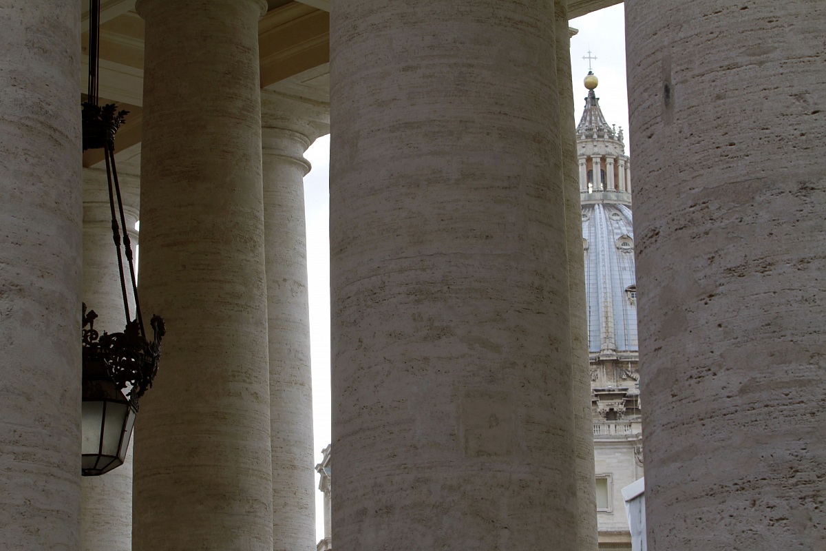 fra le colonne San Pietro
