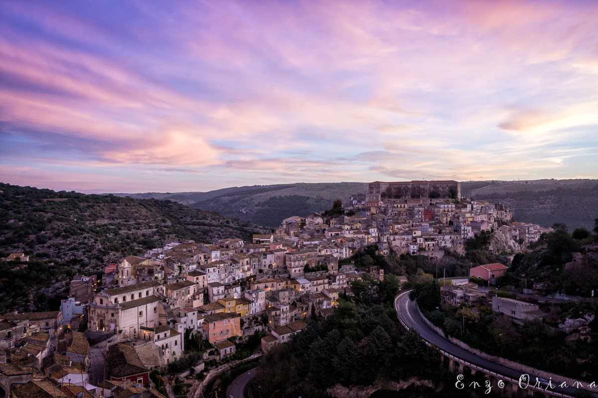L'alba dipinge su Ibla