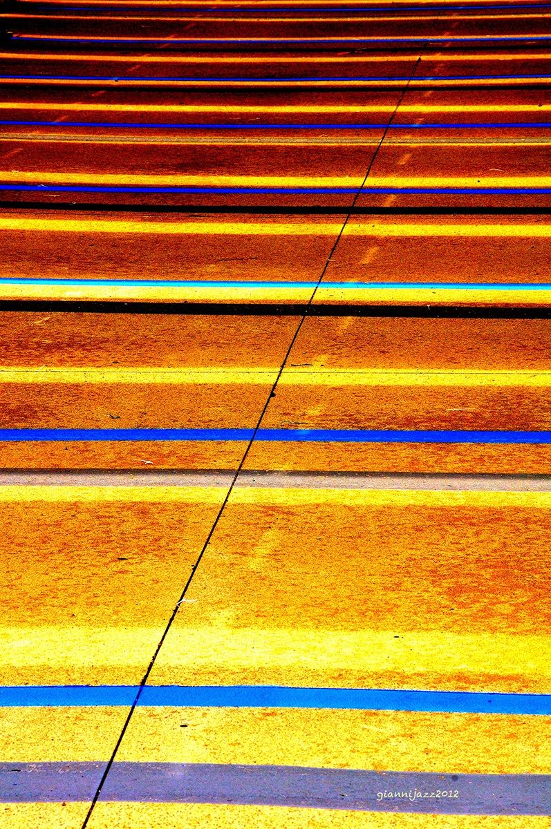 trompe l'oeil (suspended lines)