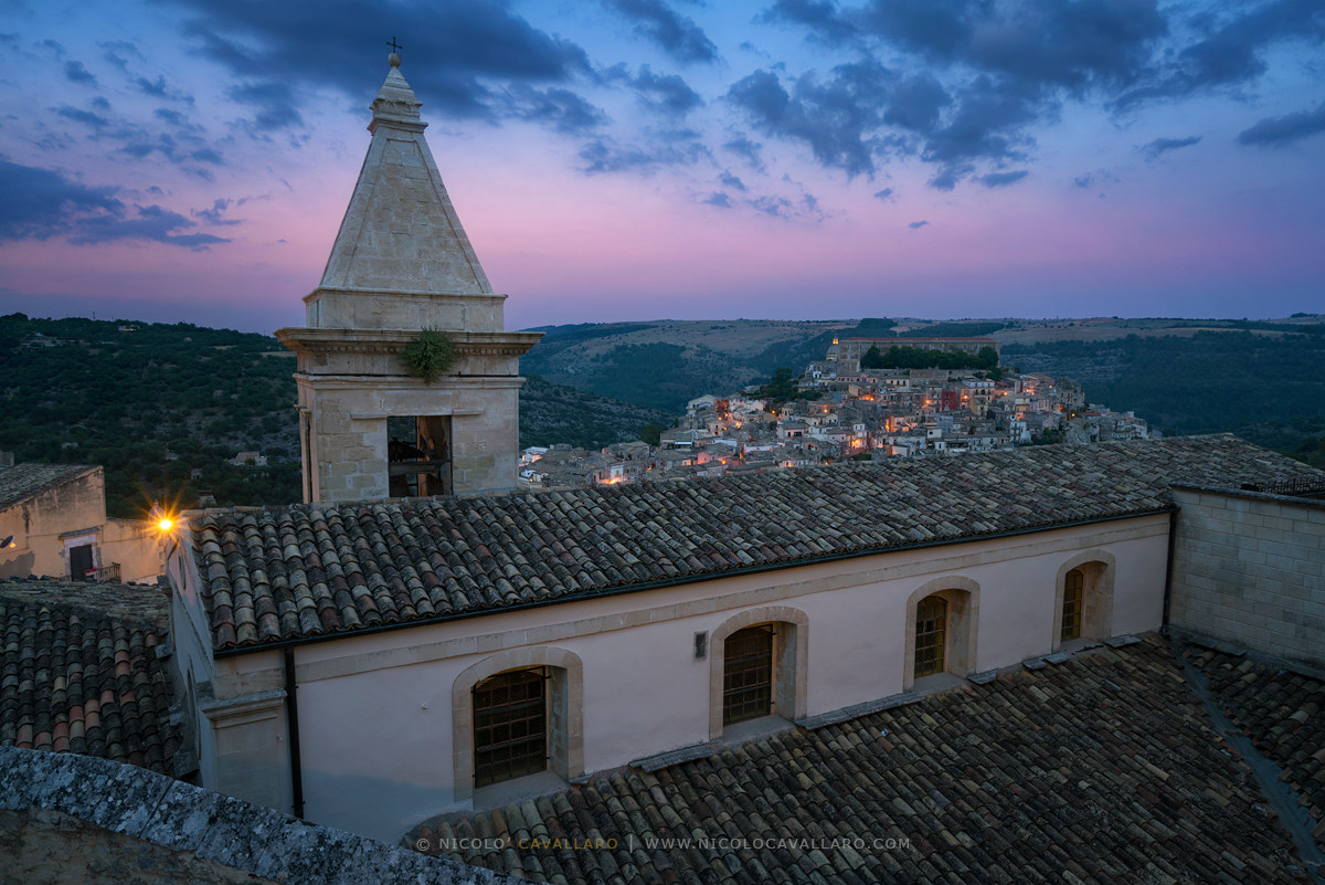 Ragusa Ibla si prepara per la sera