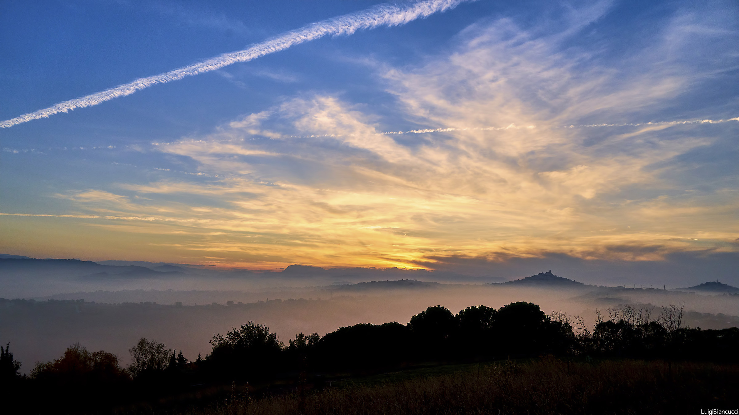 il cielo sopra alla nebbia