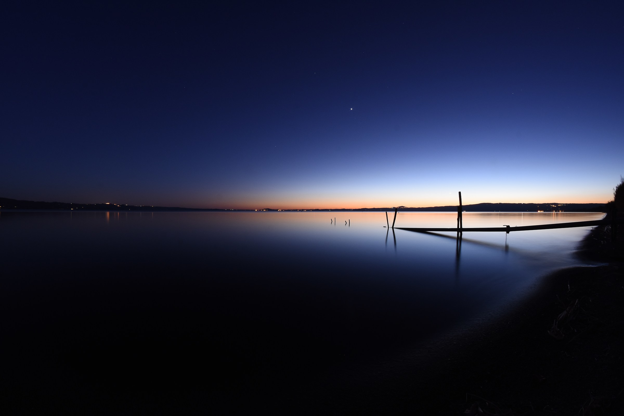 colori o bianco e nero ? tramonto sul lago di bolsena