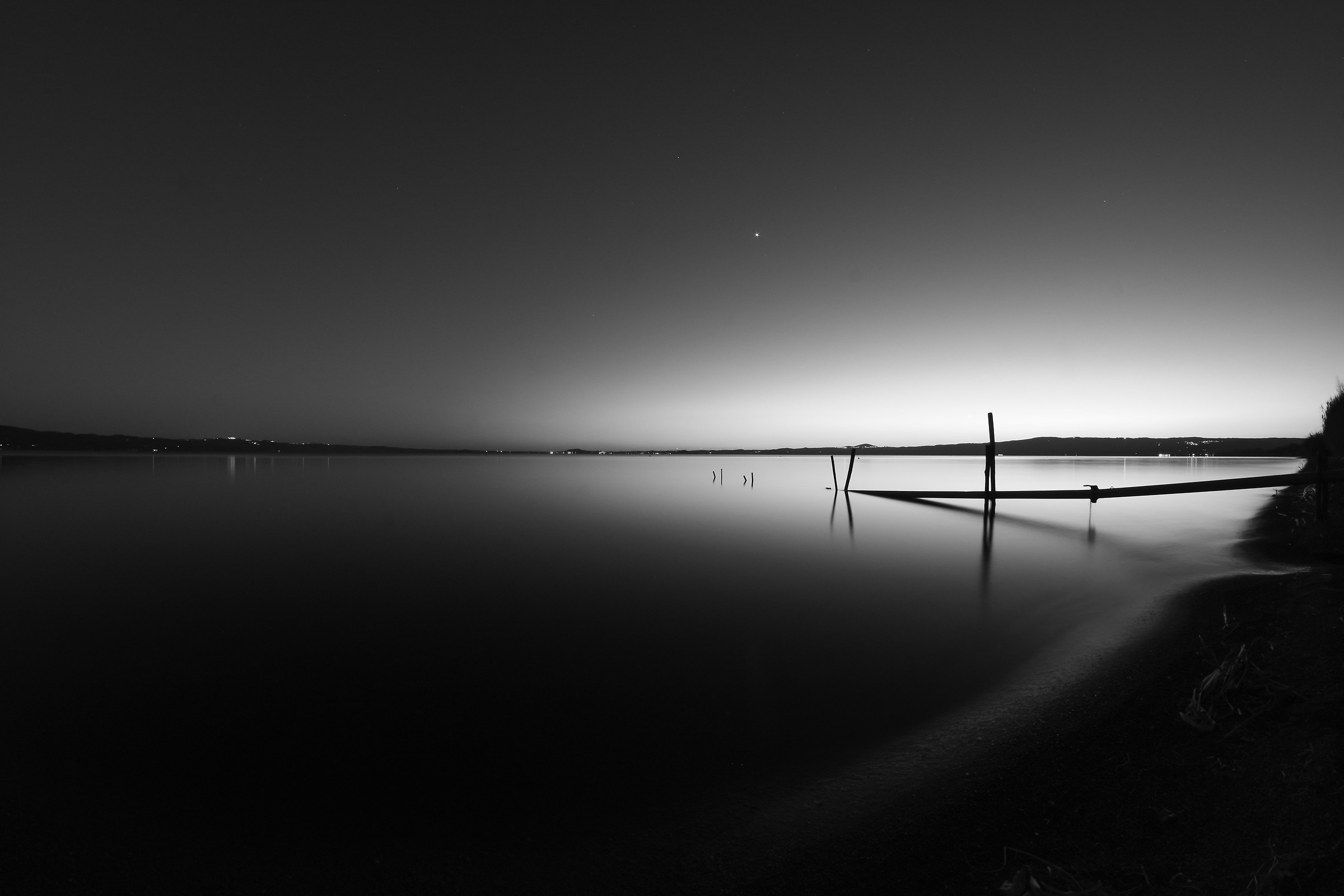 colori o bianco e nero ? tramonto sul lago di bolsena