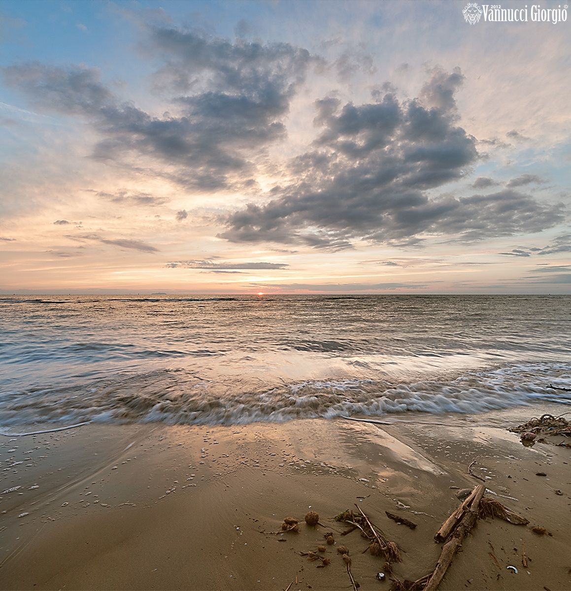 Tramonto sul mare dorato