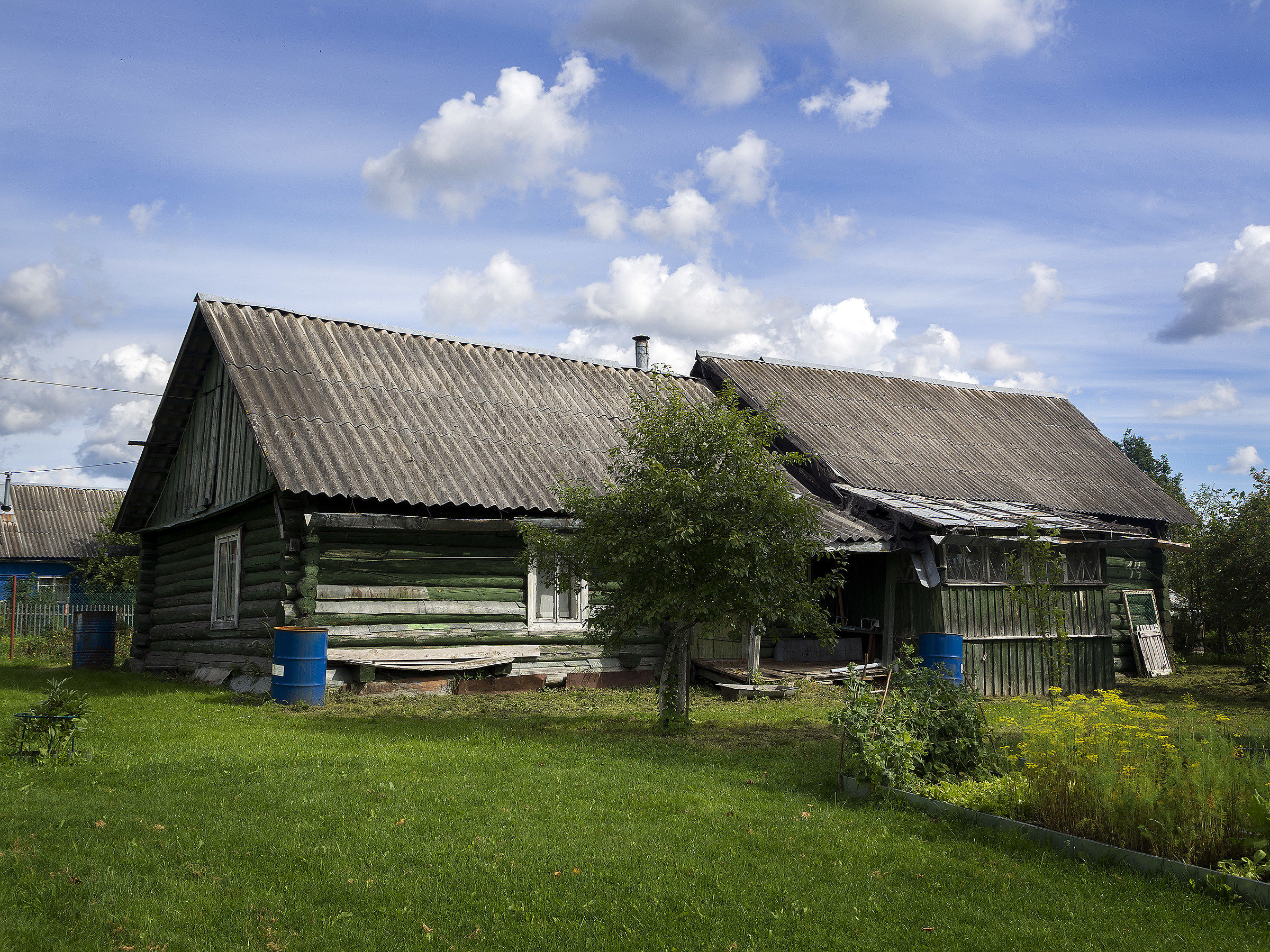 La Dacia con i bidoni azzurri (San Pietroburgo)