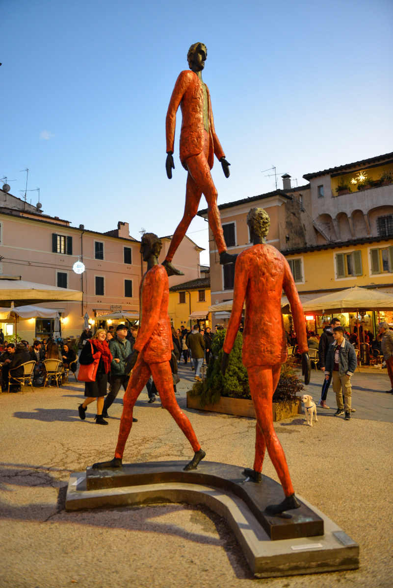 Art in Piazza Di Uomo Pietrasanta