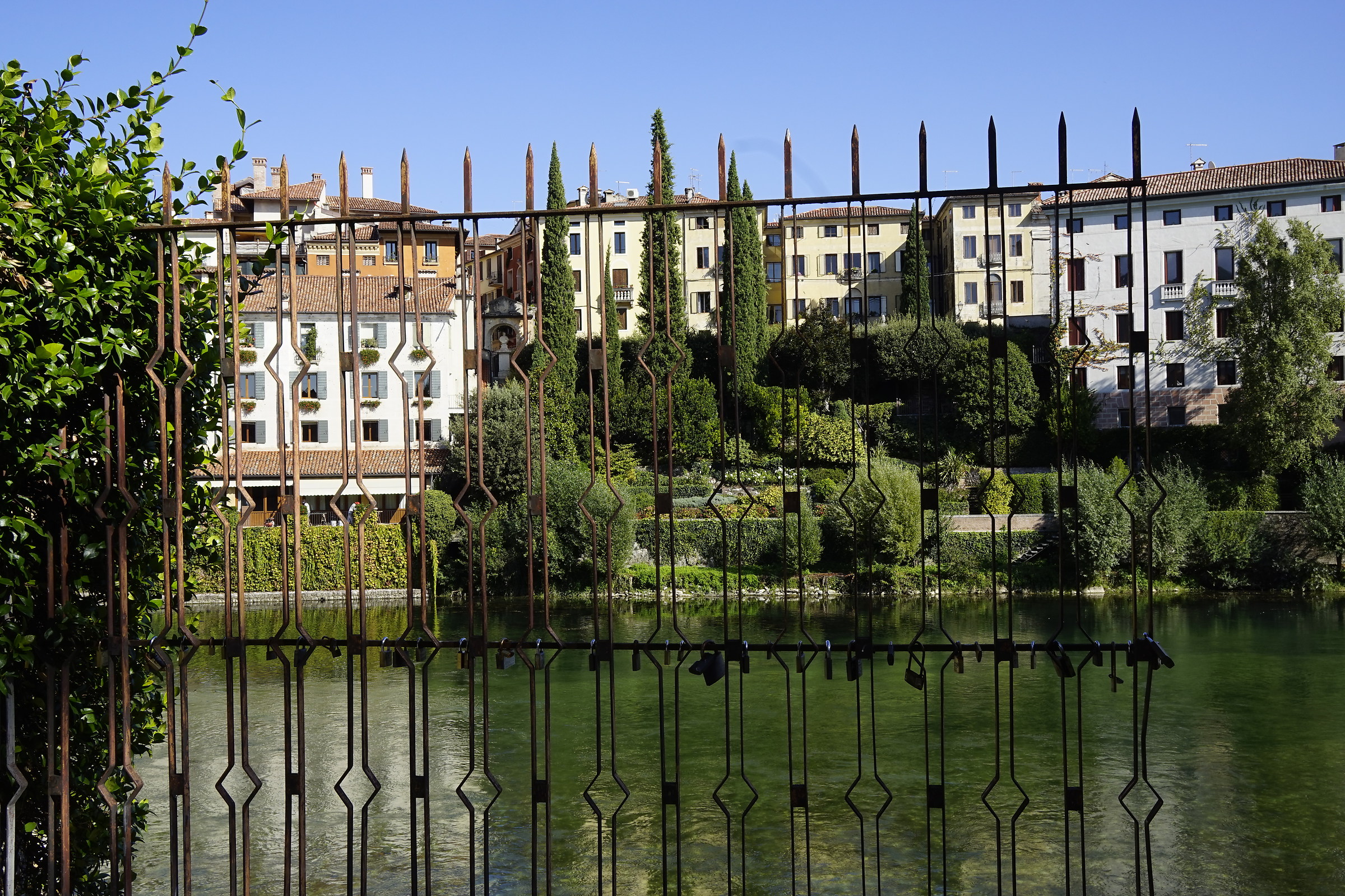 attraverso le sbarre