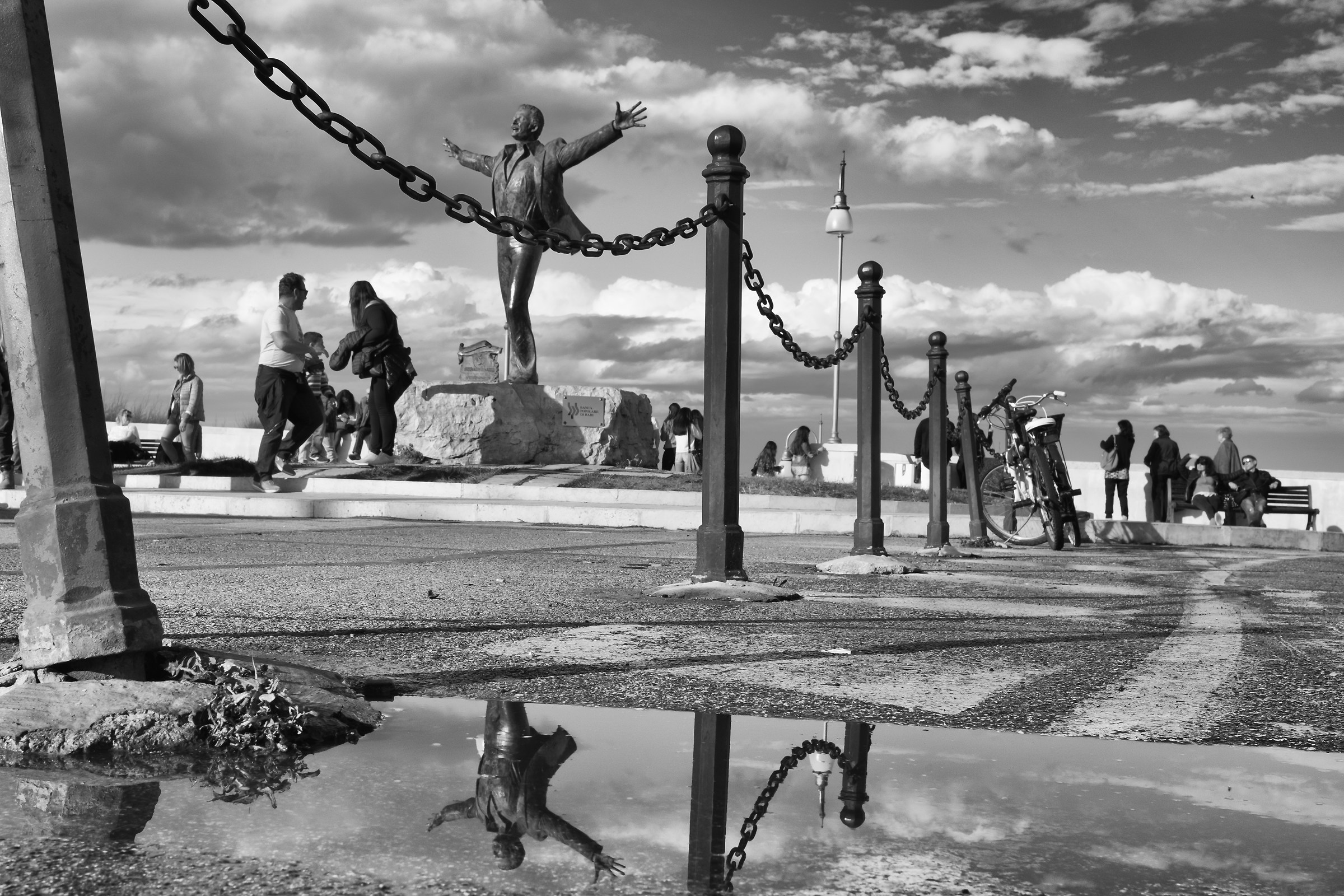 Statua di Domenico Modugno (Polignano a Mare)