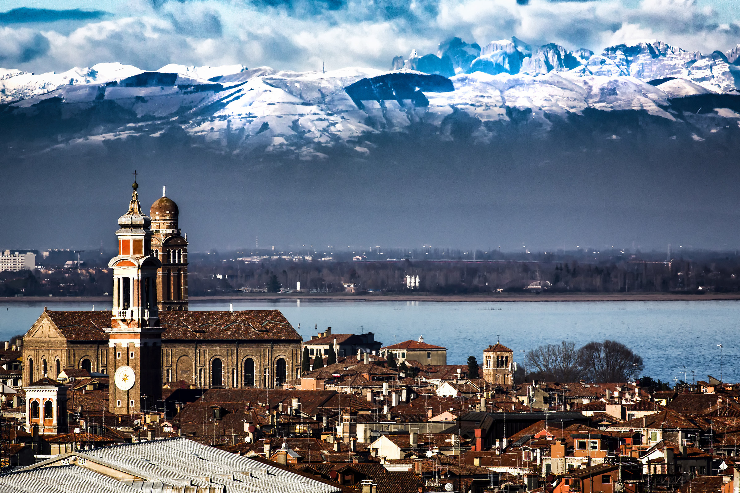 Panorama di venezia e delle alpi innevate