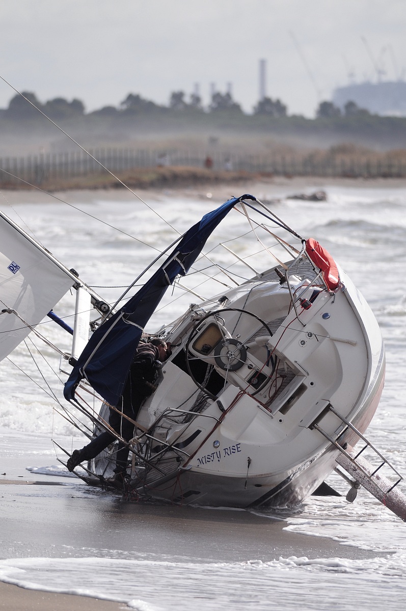 Arrivata dal mare, in balia di chi passa - 2
