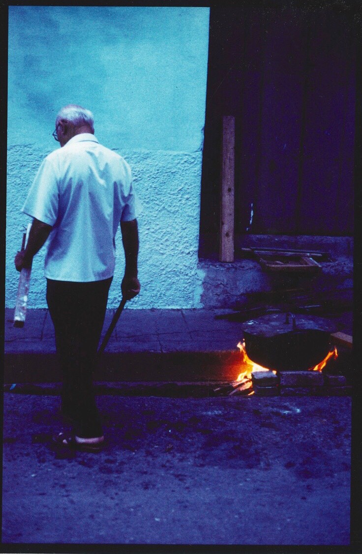 Anziano prepara la cena per la festa del quartiere:Cuba