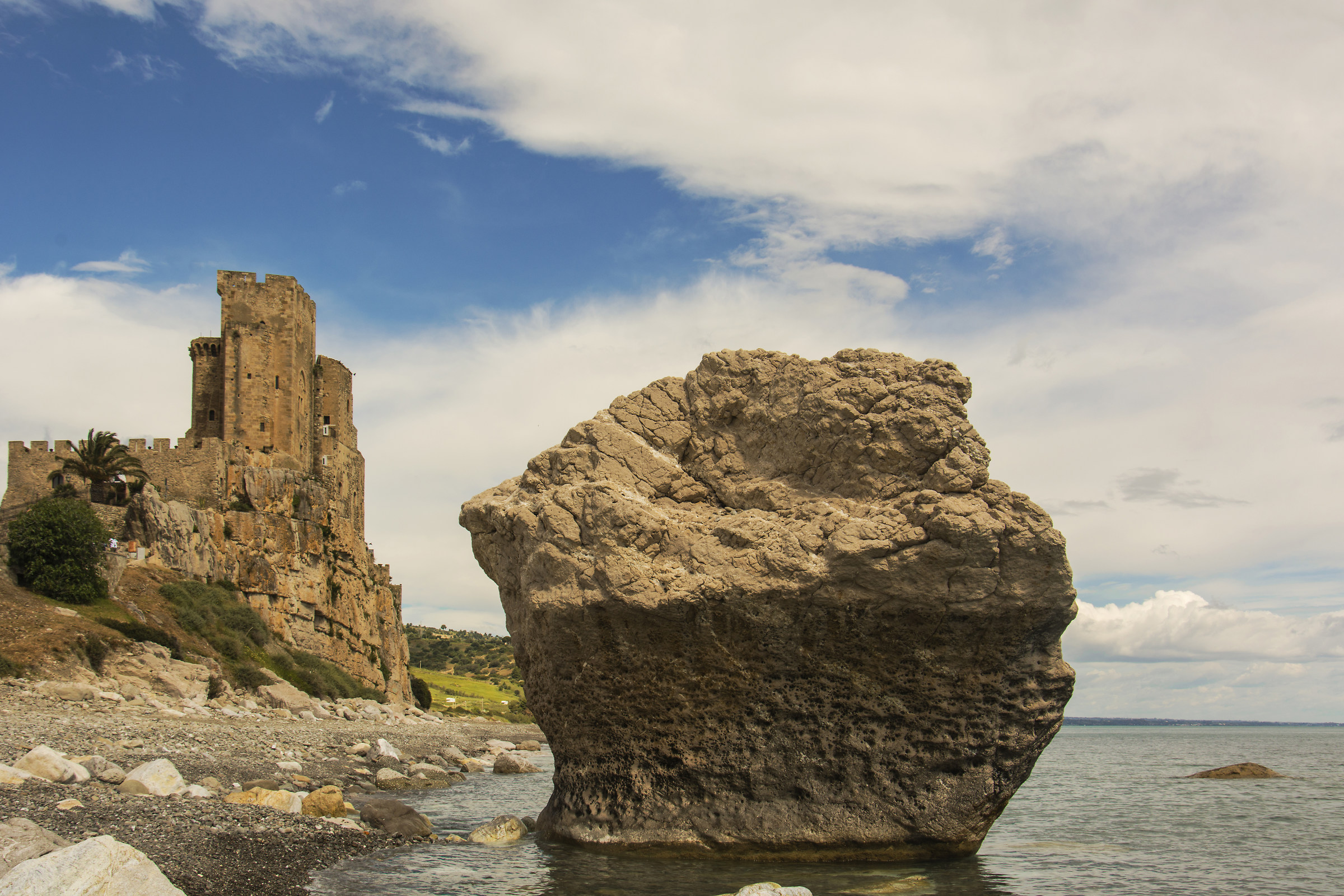 Castello della Pietra di Roseto a Roseto Capo Spulico